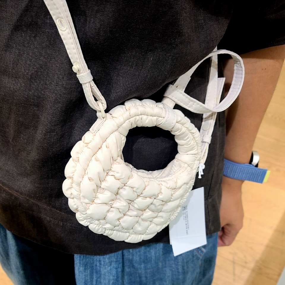 COS Nylon Crossbody Saddle Bag Light Grey Stone, COS Nylon Crossbody Saddle Bag Blue 착용 스타일 - 3