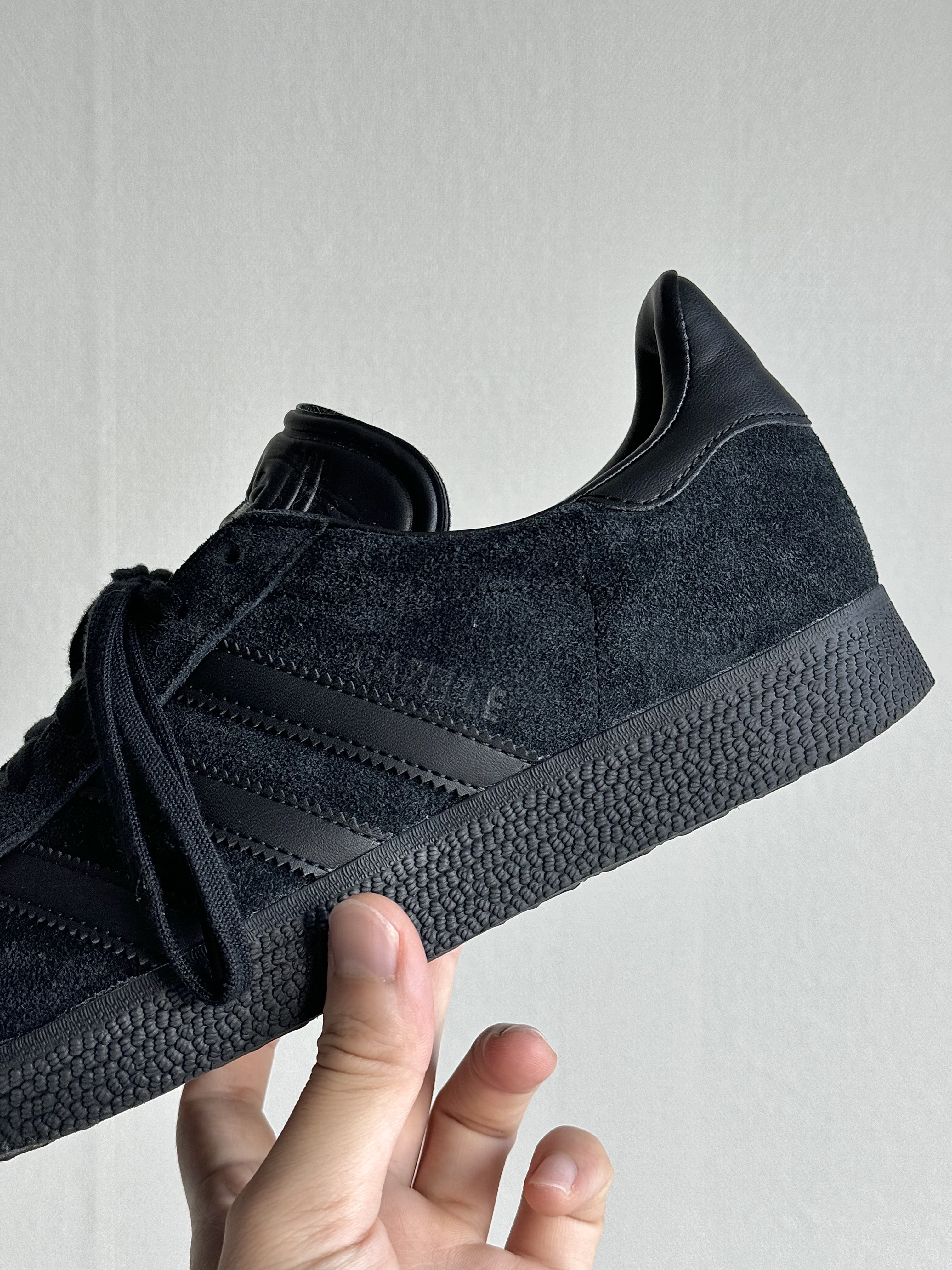 Adidas Gazelle Triple Black, Arc'teryx Konseal 15 Backpack Neptune 착용 스타일 - 7