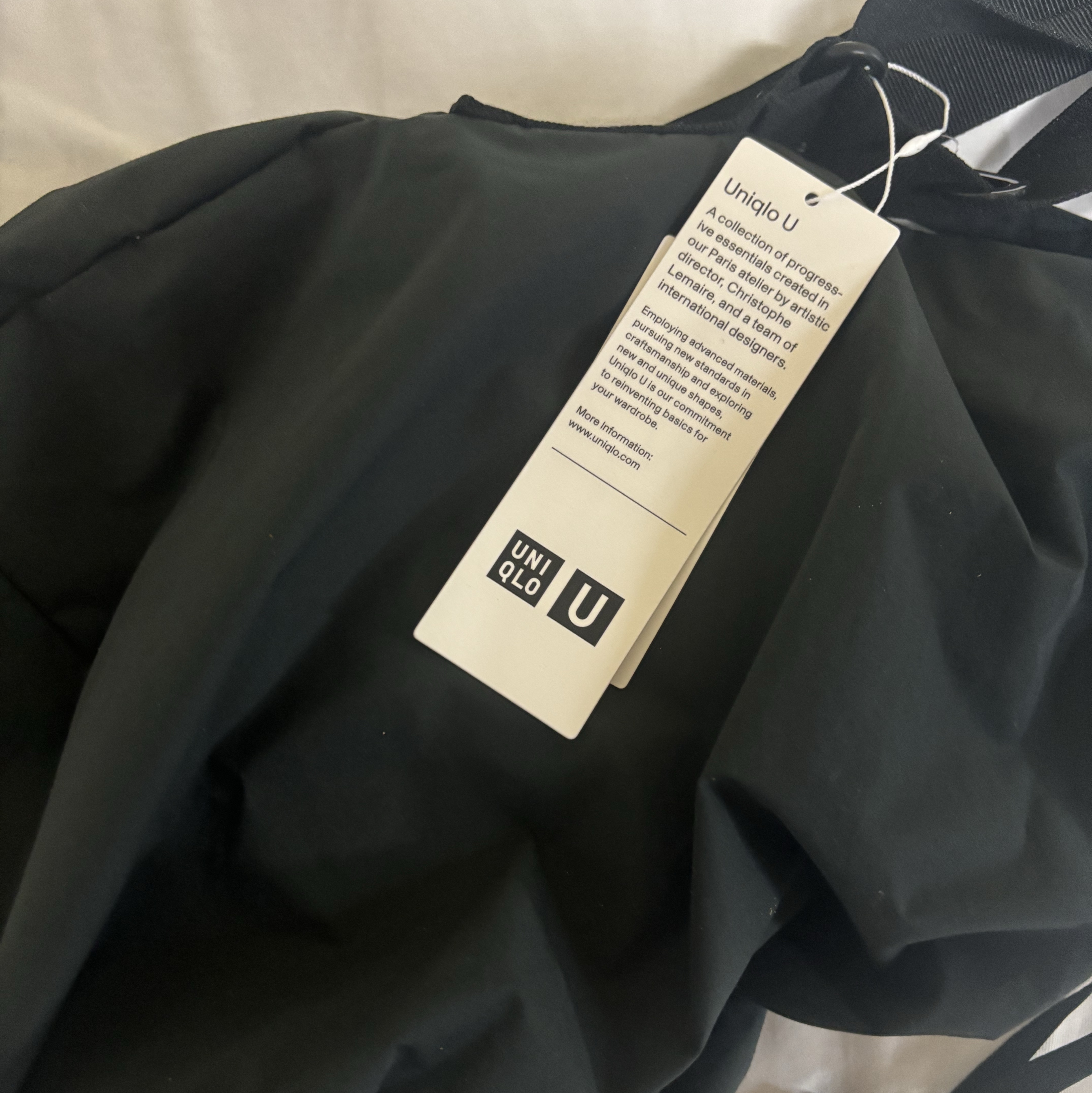 Uniqlo U Drawstring Shoulder Bag Black 착용 스타일