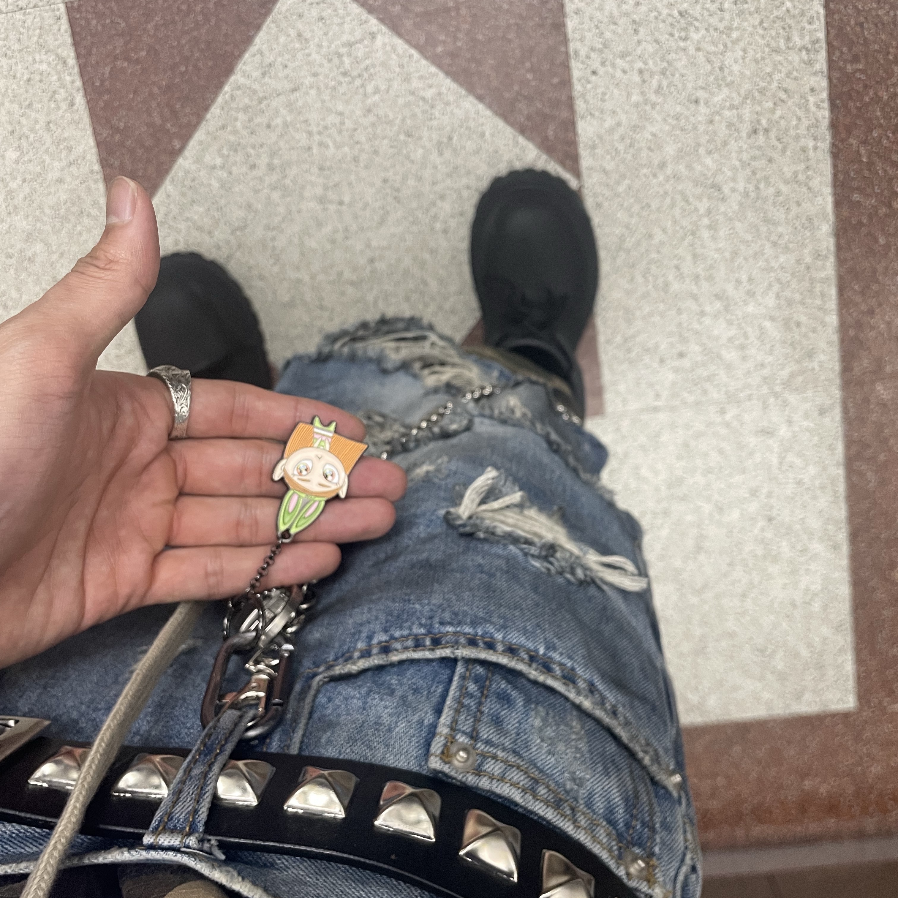 NewJeans x Murakami Metal Keyring Haerin Green 착용 스타일