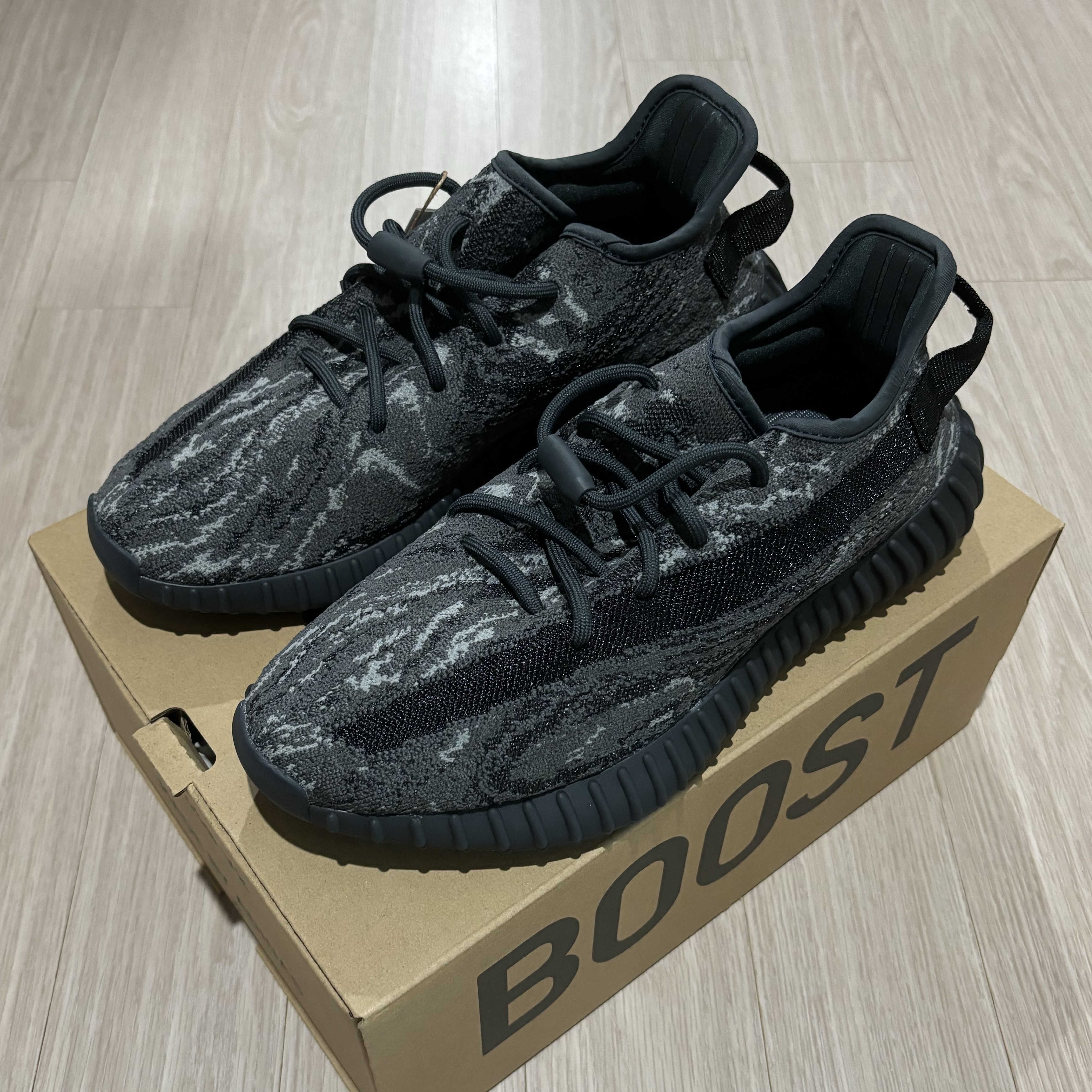 Adidas Yeezy Boost 350 V2 MX Dark Salt 착용 스타일