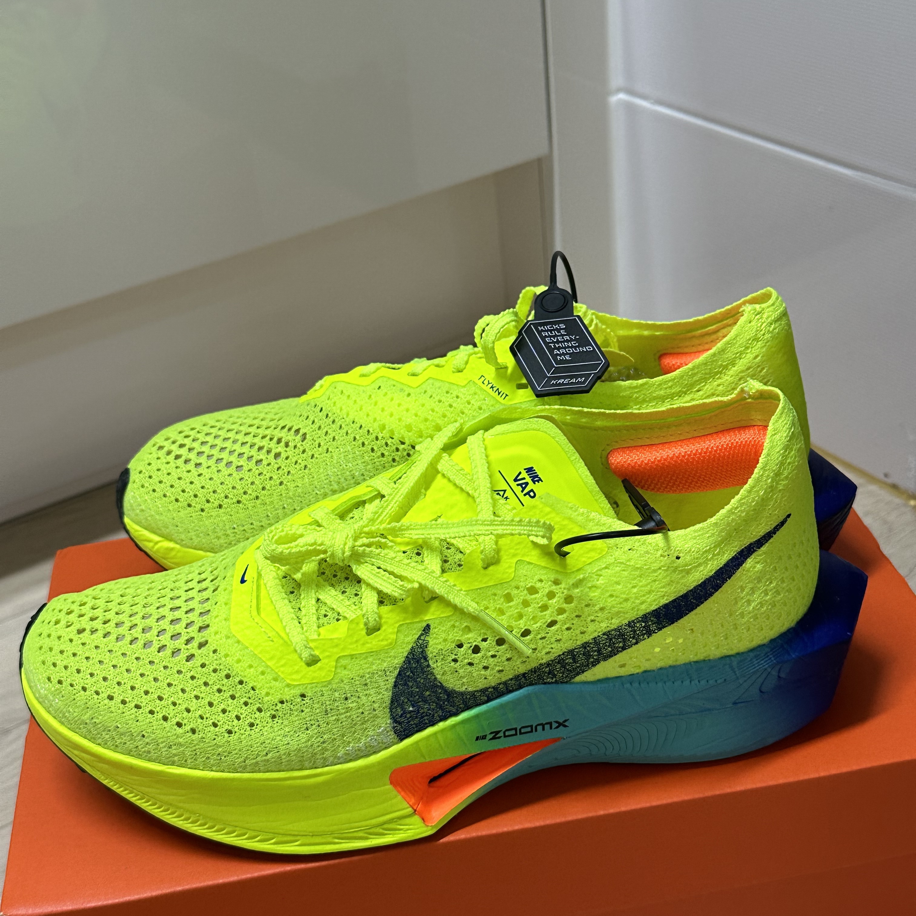 Nike ZoomX Vaporfly Next% 3 Volt Scream Green 착용 스타일 - 1