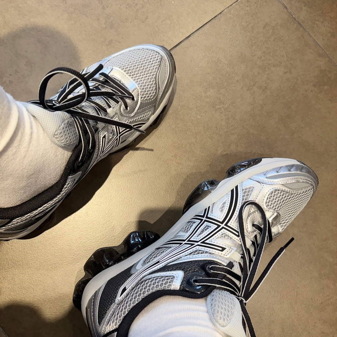 Asics Gel-Quantum Kinetic Mid Grey Pure Silver 착용 스타일