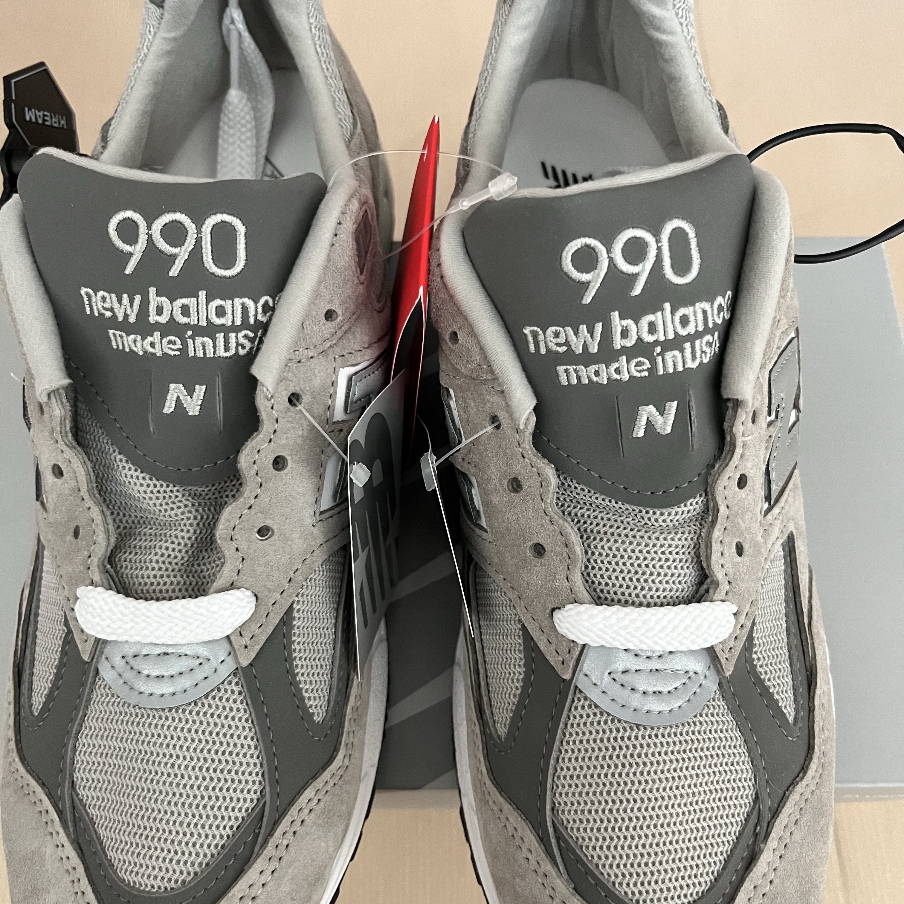 New Balance 990v2 Made in USA Grey 착용 스타일 - 2