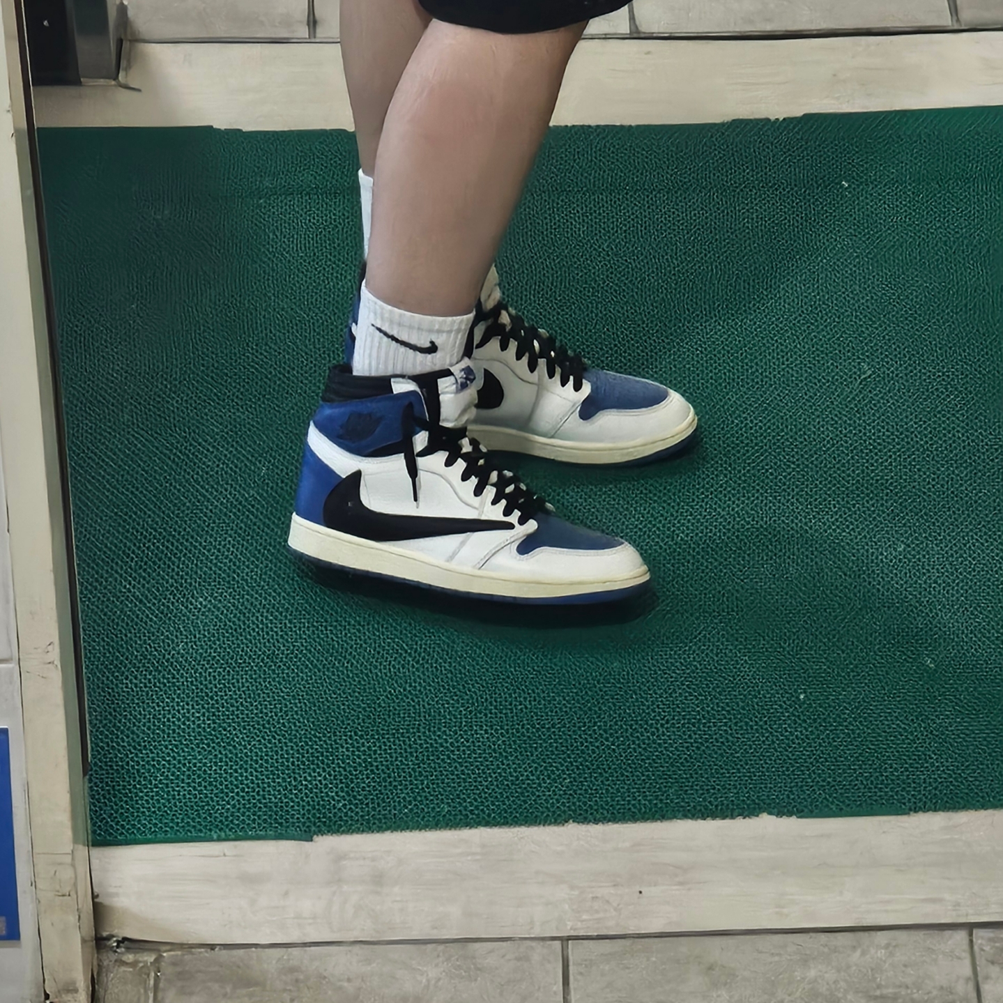Jordan 1 x Travis Scott x Fragment Retro High OG SP Military Blue, Nike Everyday Lightweight Training Crew Socks White (3 Pack/Korean Ver.) 착용 스타일