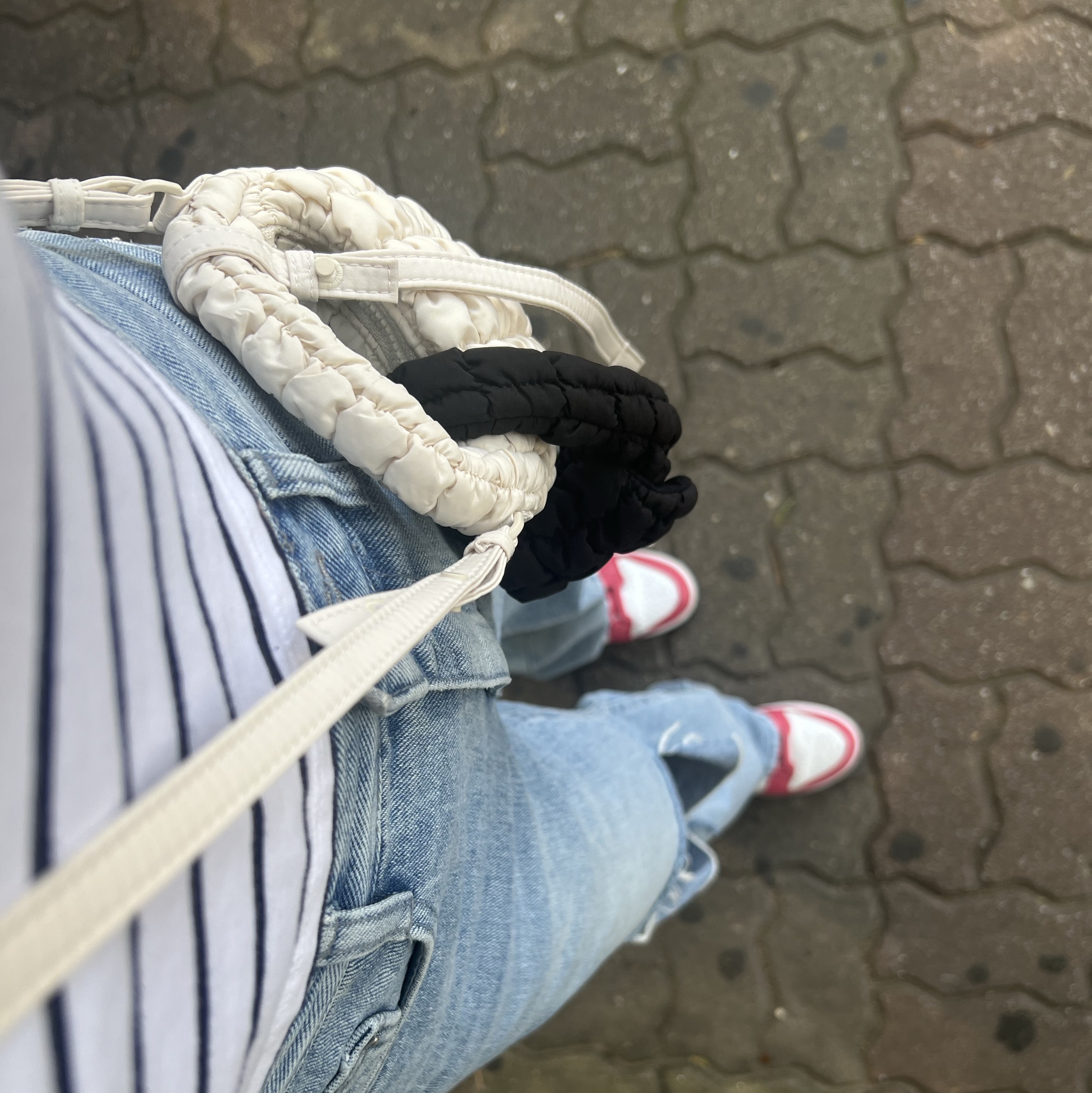 COS Quilted Nano Crossbody Bag Beige, COS Quilted Nano Bag Black 착용 스타일