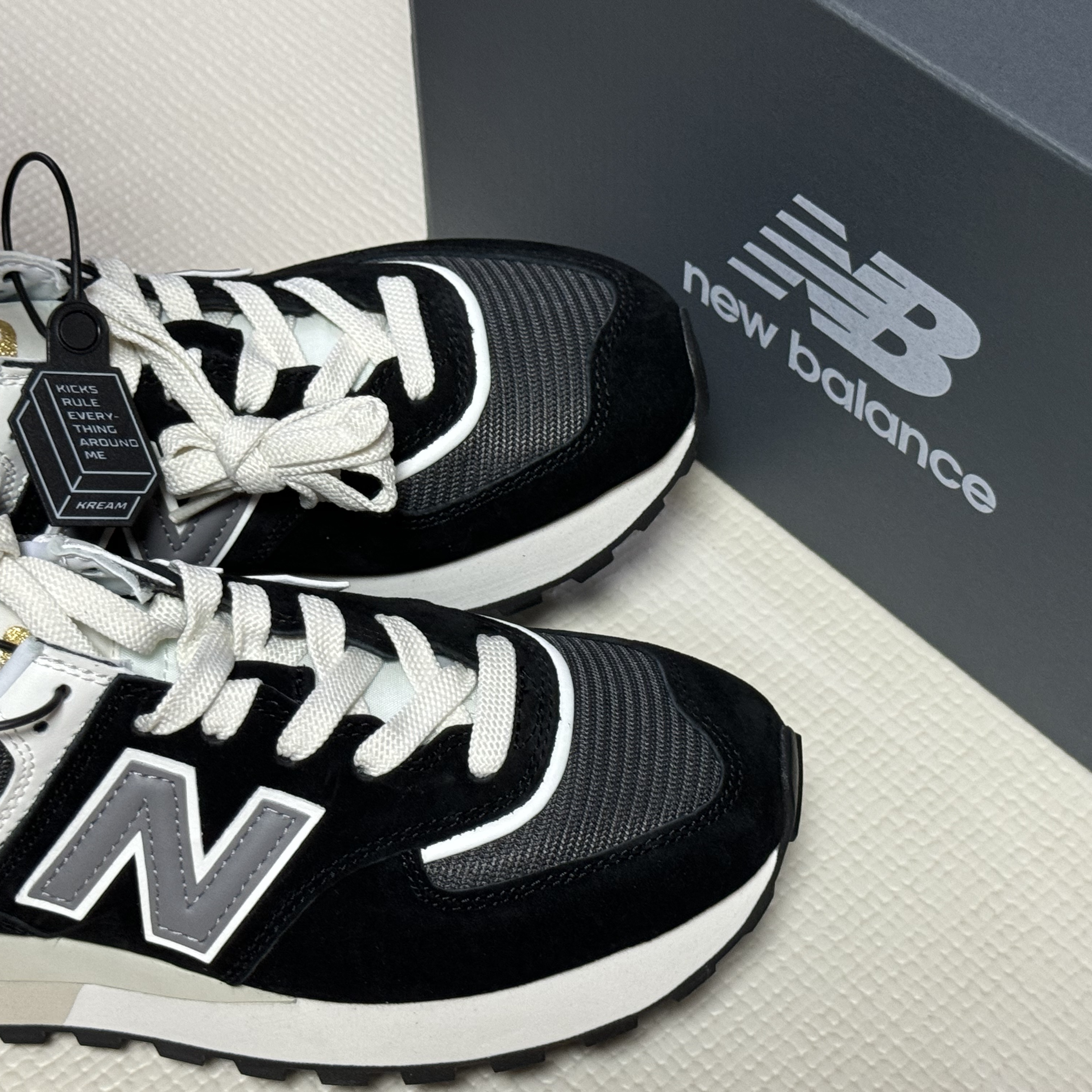 New Balance 574 Legacy Black 착용 스타일 - 1