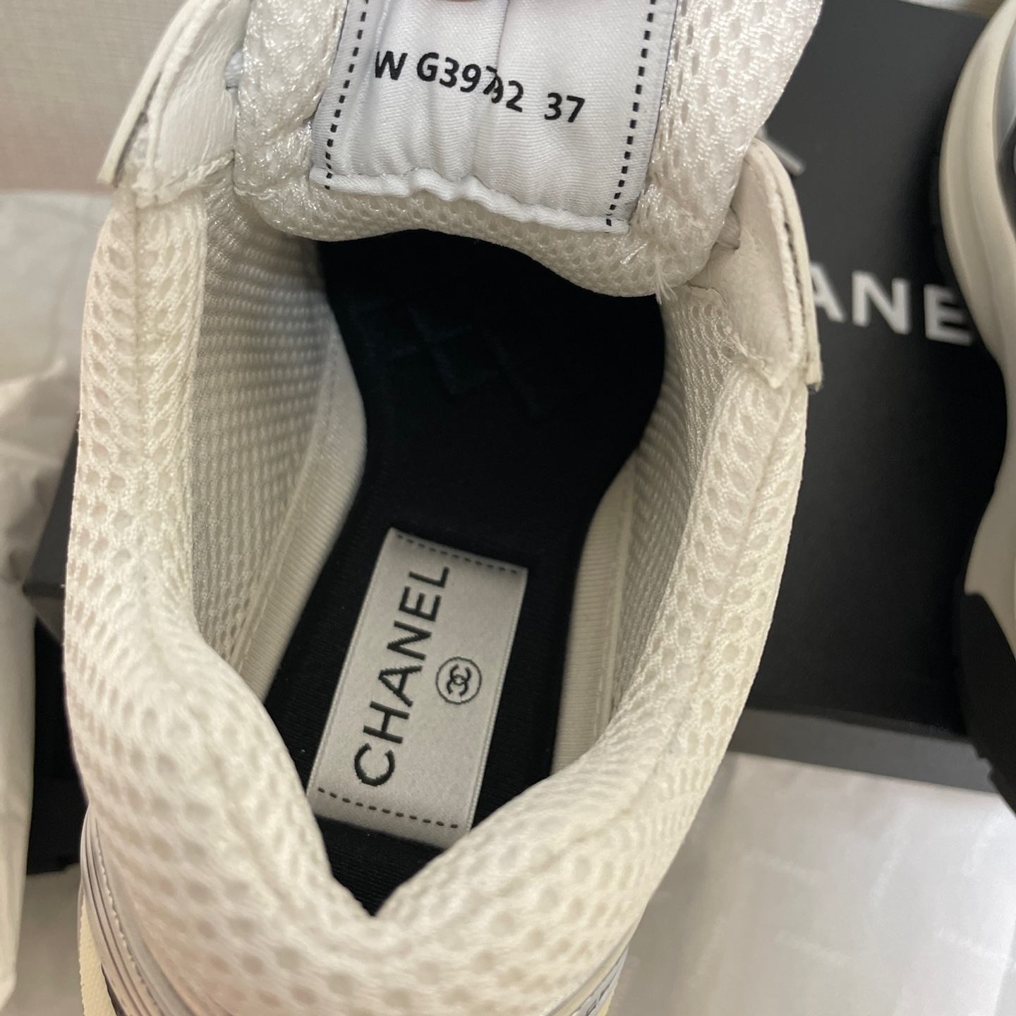 Chanel Sneakers Fabric Laminated & White Silver 착용 스타일 - 3