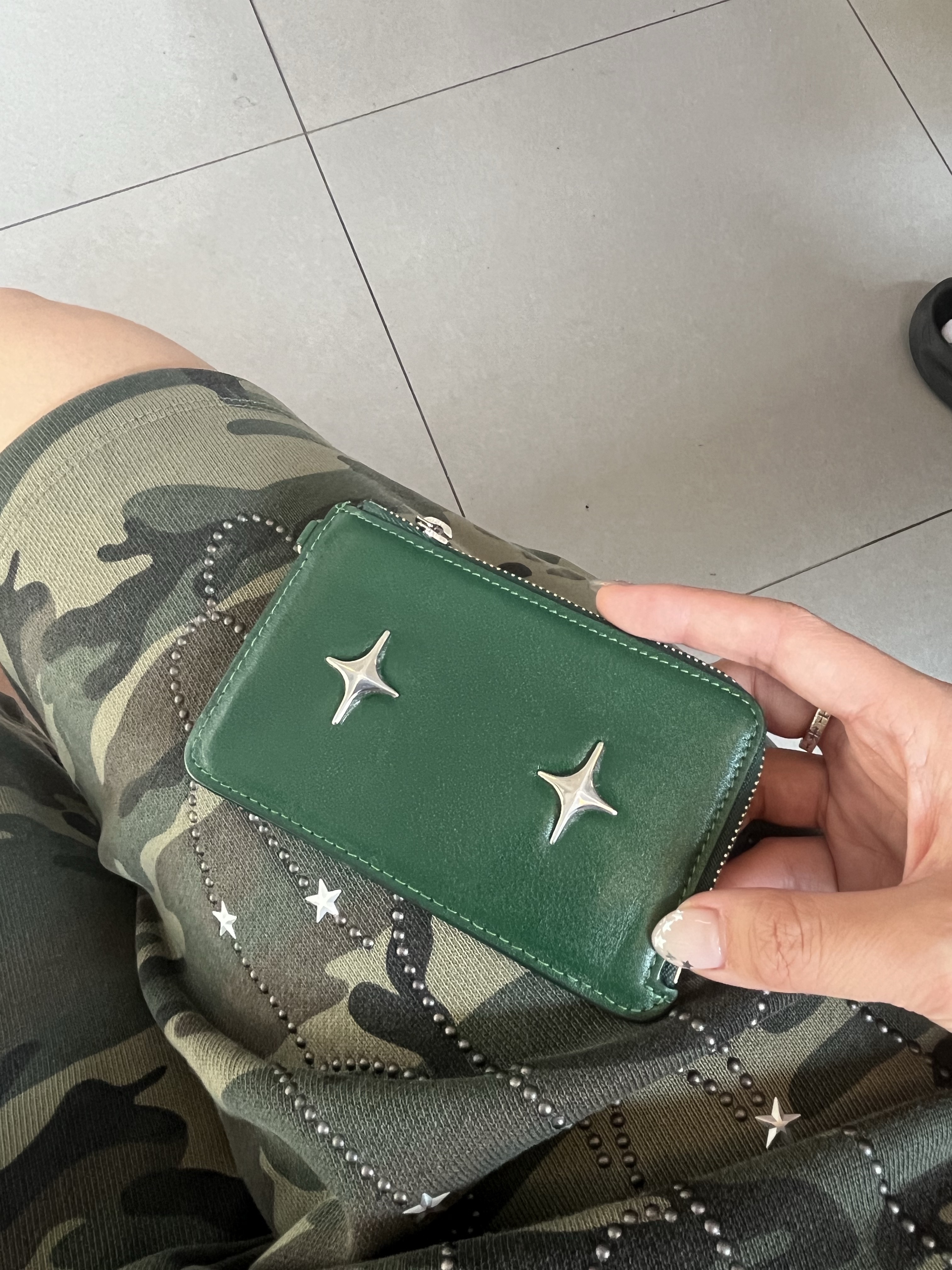 For Appeal Sparkle Star Zipper Card Wallet Deep Green 착용 스타일