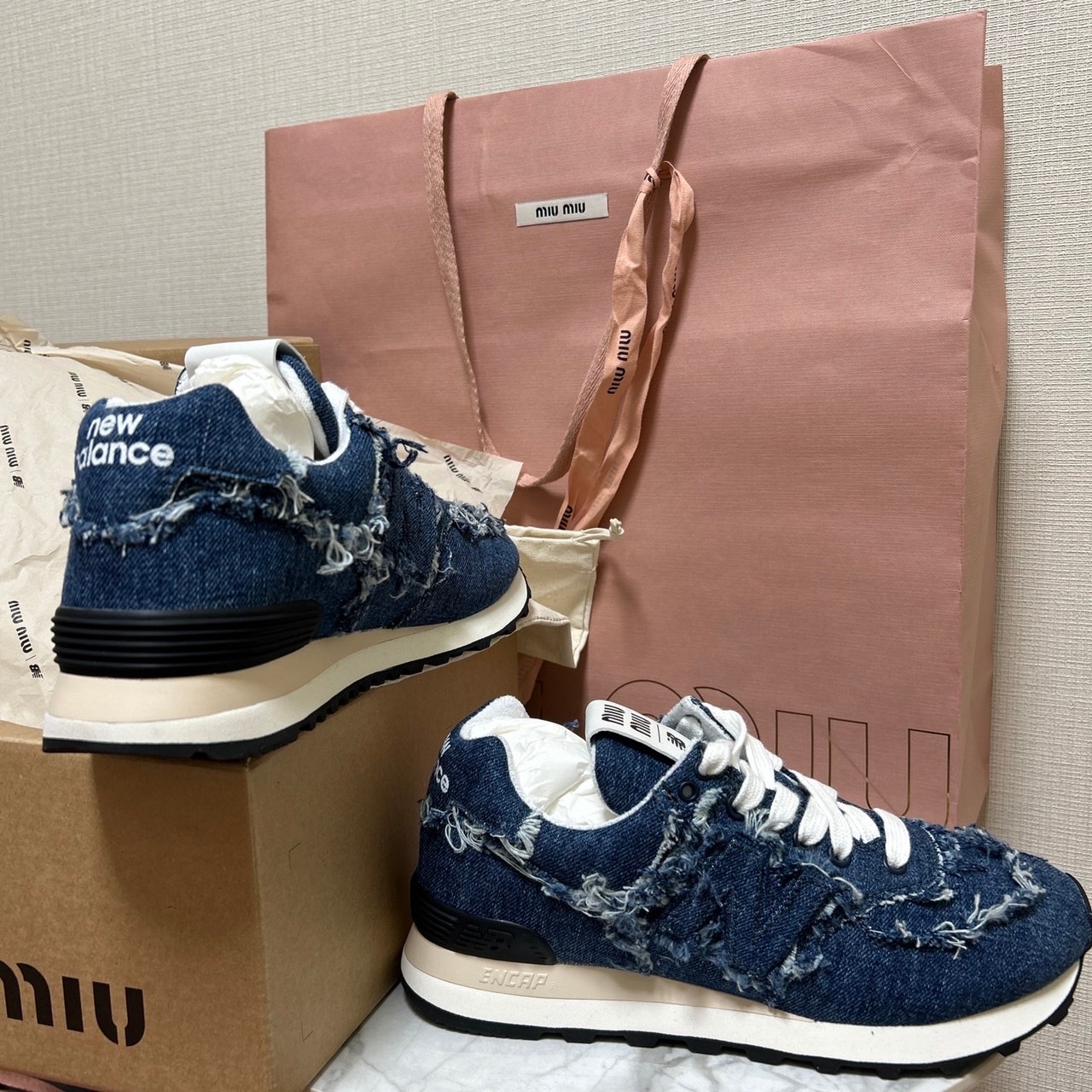 (W) New Balance x Miu Miu 574 Denim White 착용 스타일 - 3
