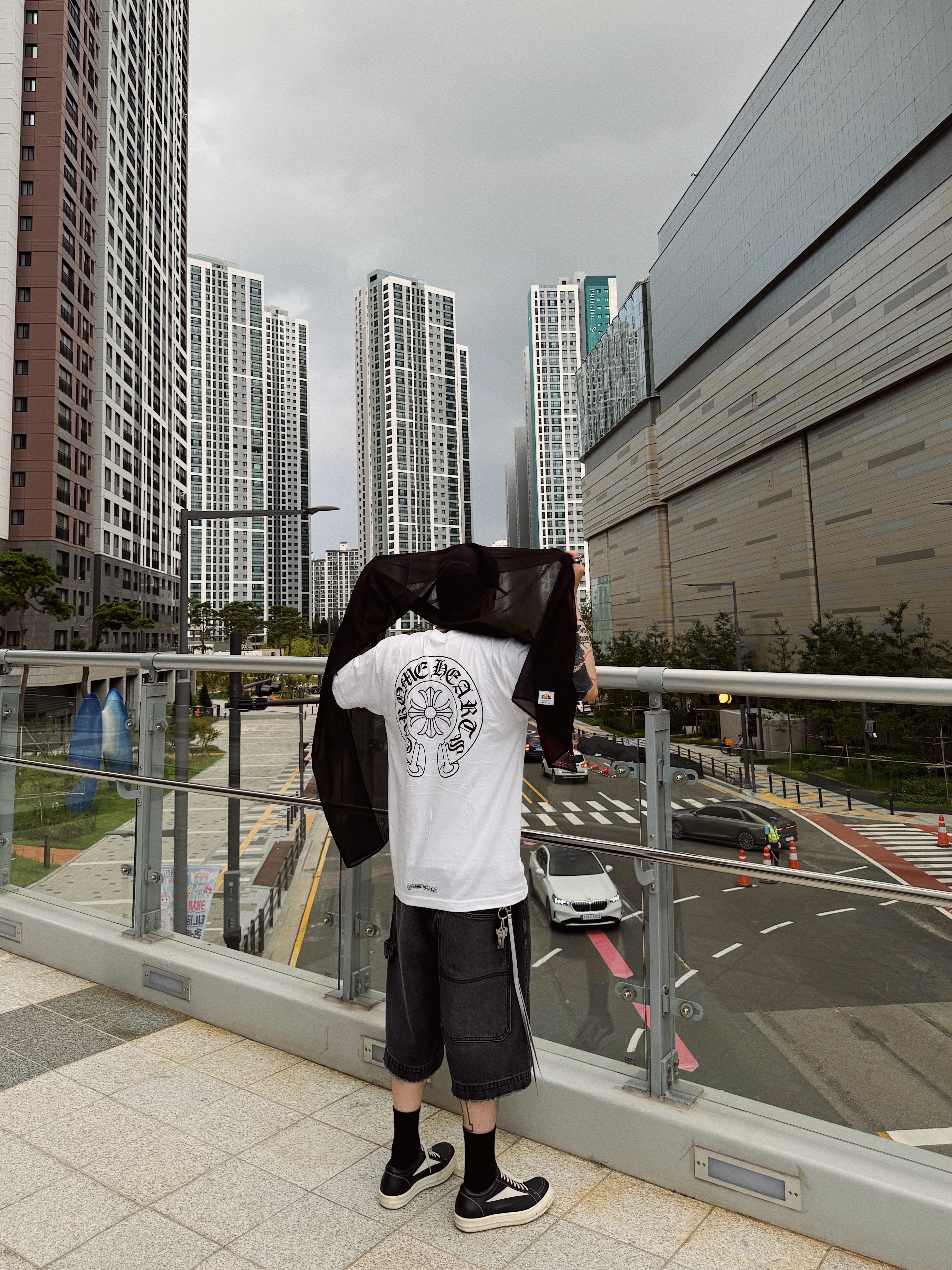 Chrome Hearts Horseshoe Logo Pocket T-Shirt White, ETCE Denim Bermuda Shorts Black 착용 스타일 - 4