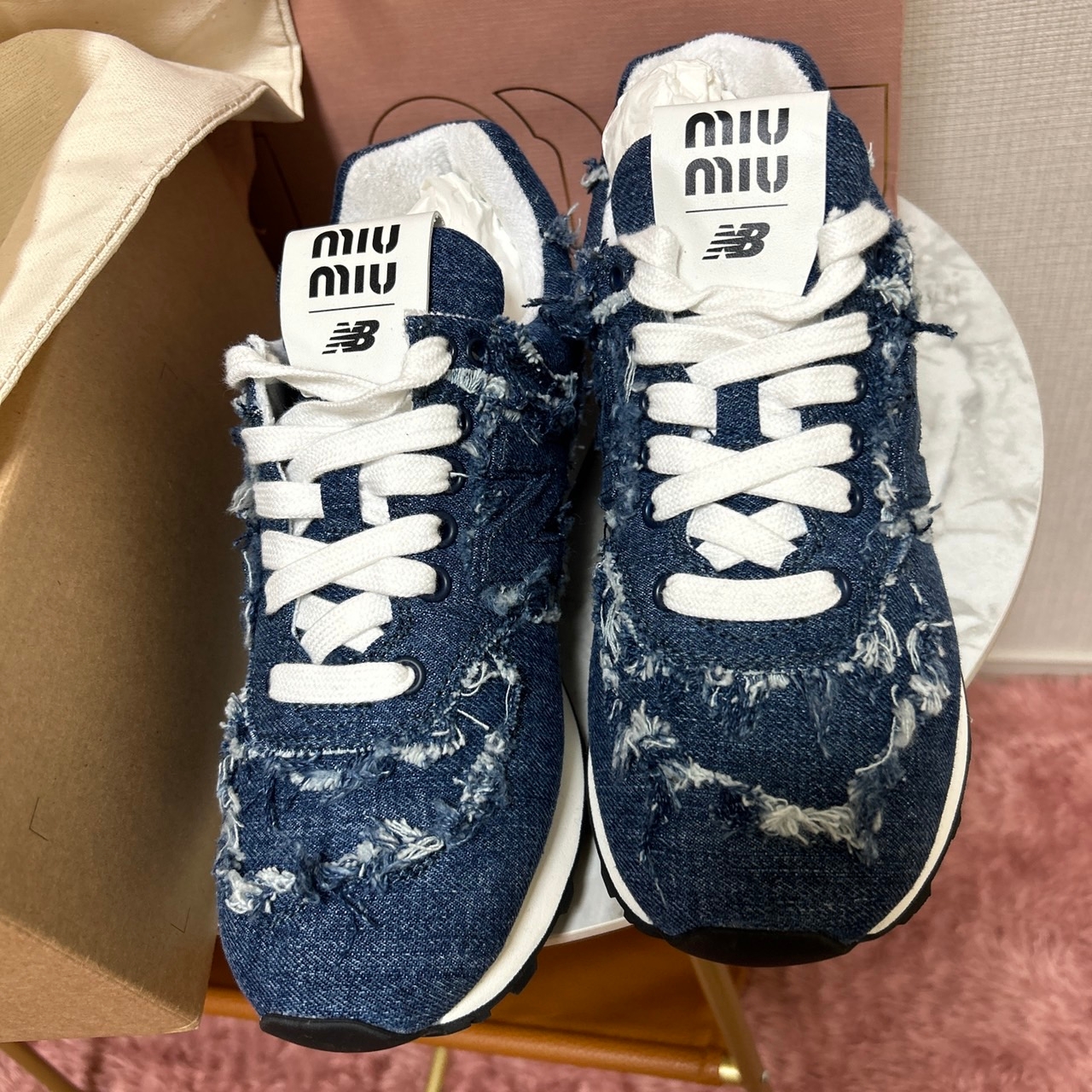 (W) New Balance x Miu Miu 574 Denim White 착용 스타일 - 1