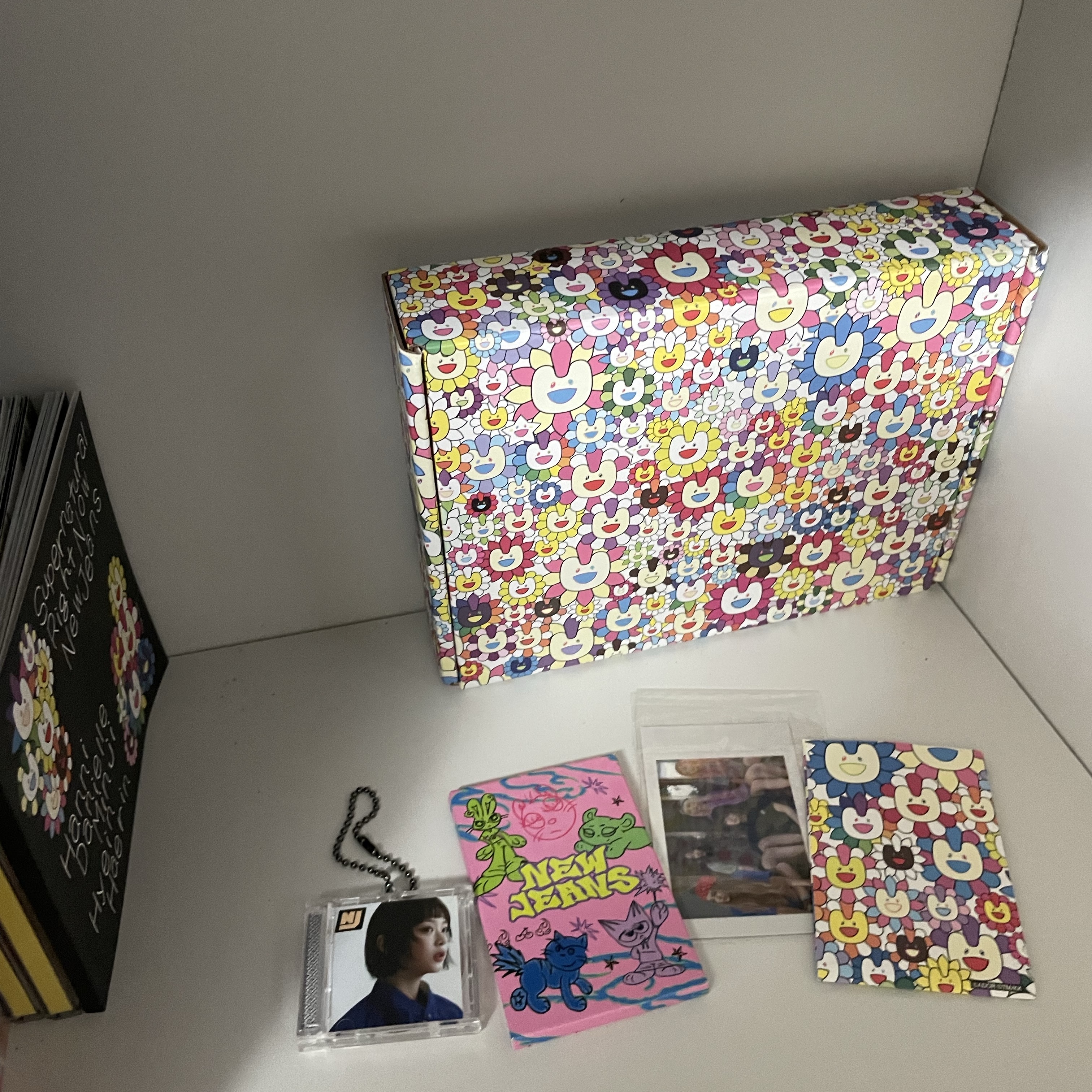 NewJeans How Sweet Mini CD Case Keyring Hanni, NewJeans Supernatural NJ x Murakami Drawstring Bag Ver. 착용 스타일