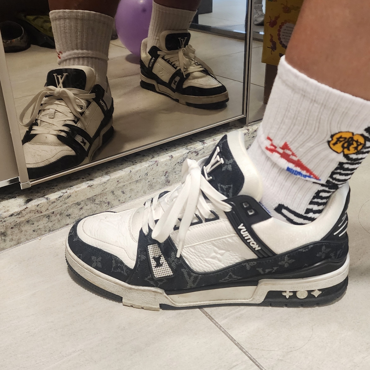 Louis Vuitton LV Trainer Sneakers Monogram Denim Black, Nike Field General 82 SP Aluminum and Total Orange 착용 스타일 - 2