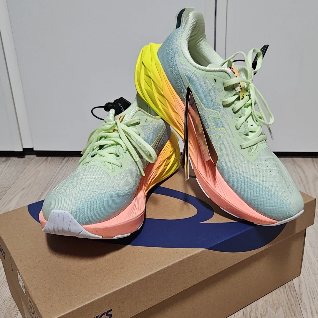 Asics Novablast 4 Cool Matcha Safety Yellow 착용 스타일 - 2