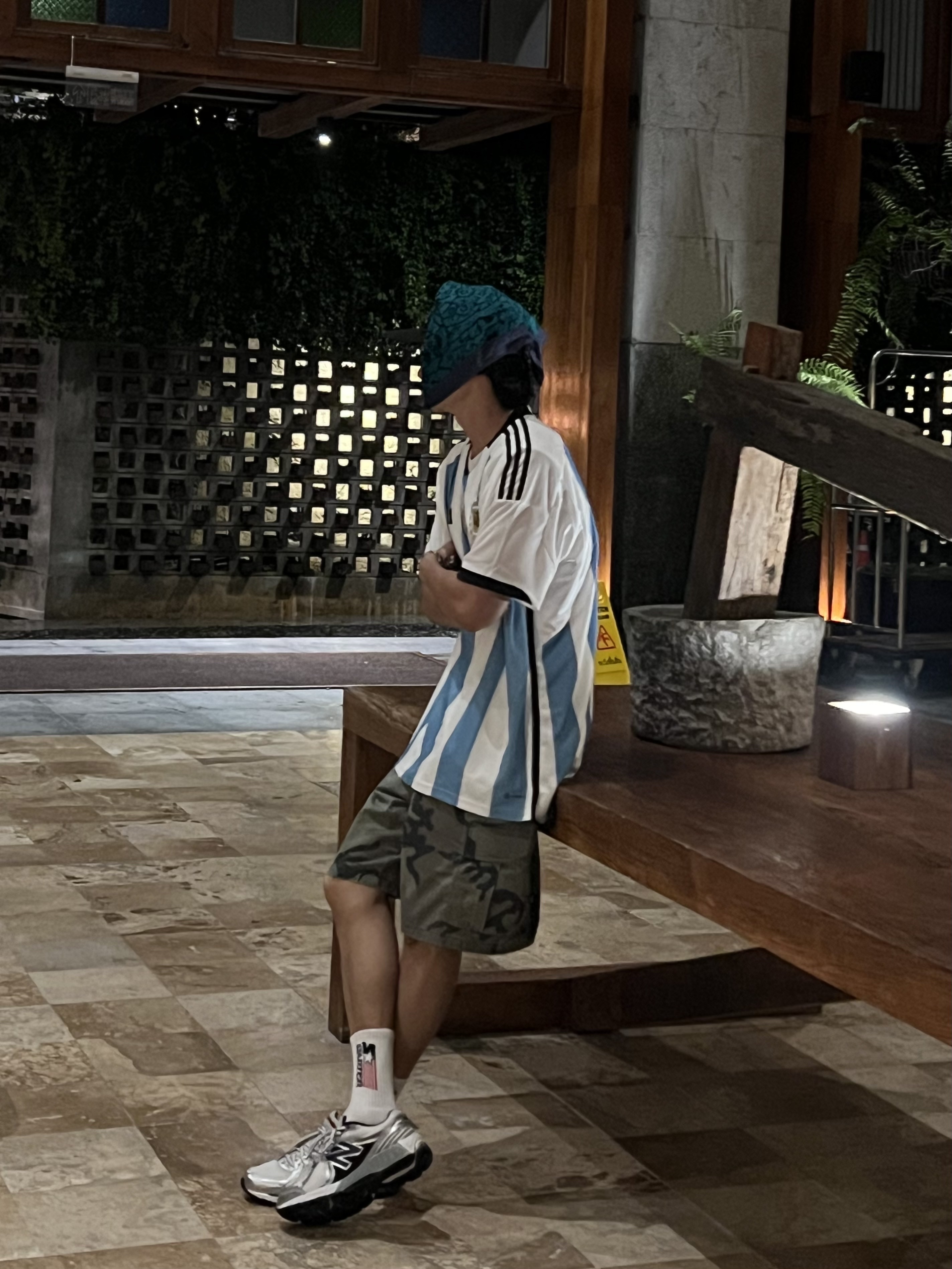 Adidas Argentina Home Jersey 2022 Winners 3-Star White Light Blue - US Sizing (Non Marking Ver.), New Balance 860v2 Metallic Silver 착용 스타일 - 1