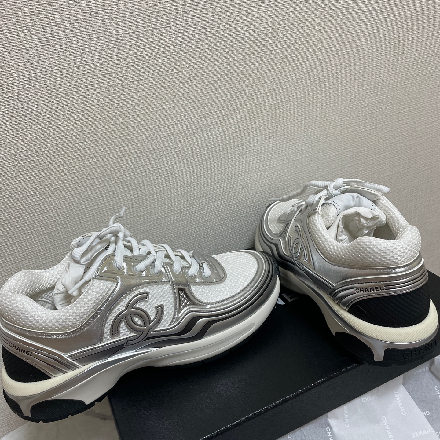 Chanel Sneakers Fabric Laminated & White Silver 착용 스타일 - 2