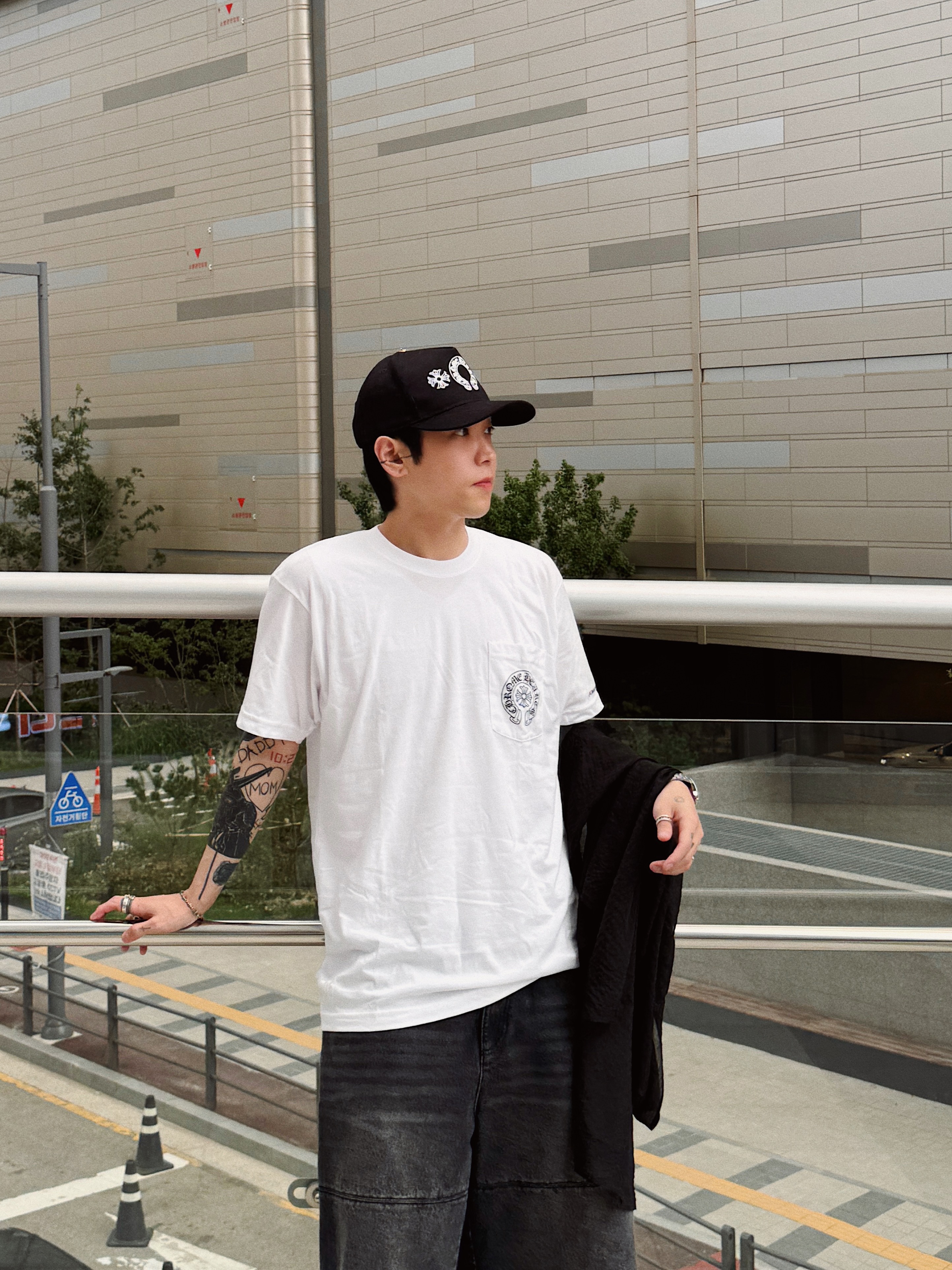 Chrome Hearts Horseshoe Logo Pocket T-Shirt White, ETCE Denim Bermuda Shorts Black 착용 스타일 - 3
