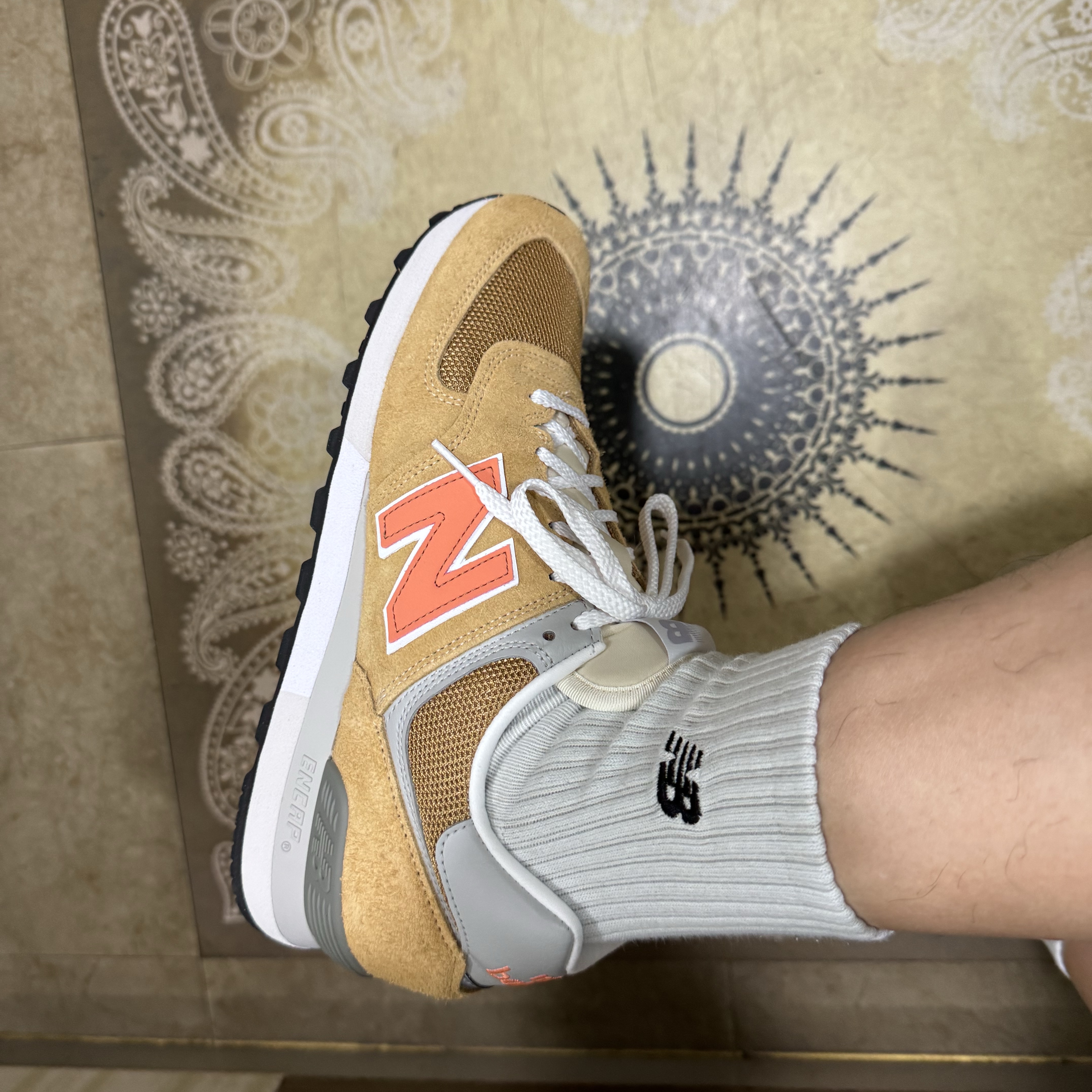 New Balance 576 Made in UK Latte 착용 스타일 - 5