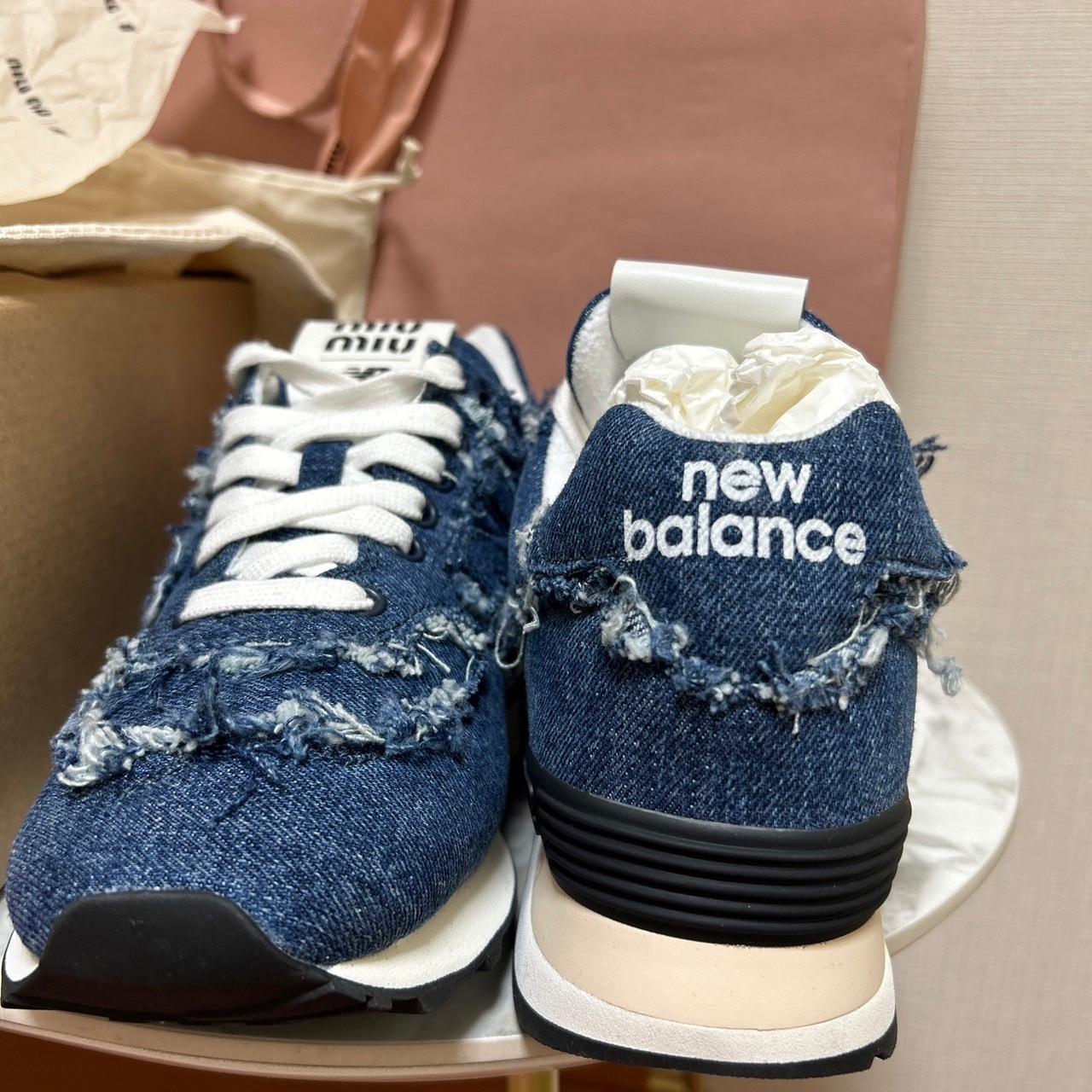 (W) New Balance x Miu Miu 574 Denim White 착용 스타일 - 6