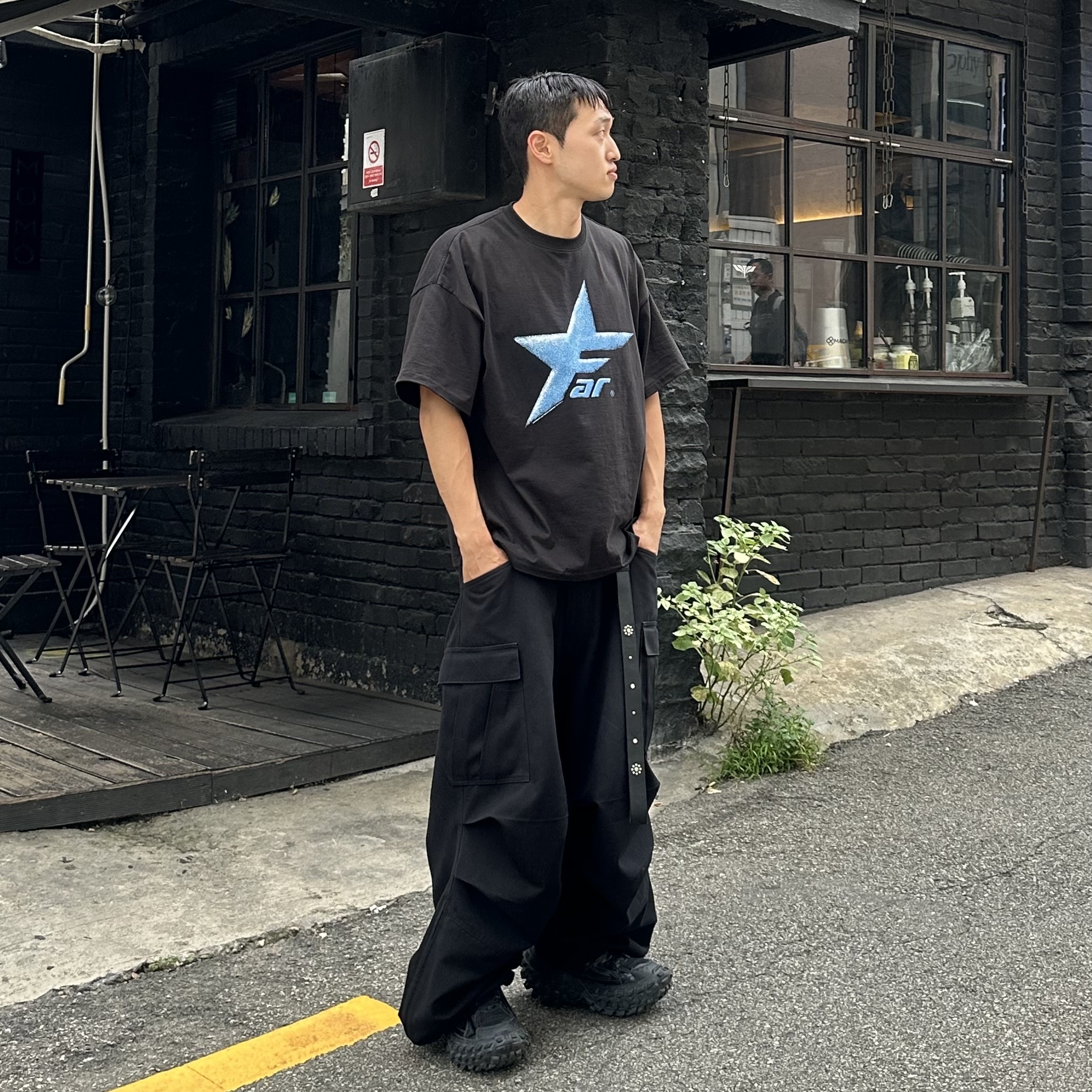 Nonnod Side Zip Cargo Pants Black, Farfromwhat Far Star Logo T-Shirt Green 착용 스타일 - 1
