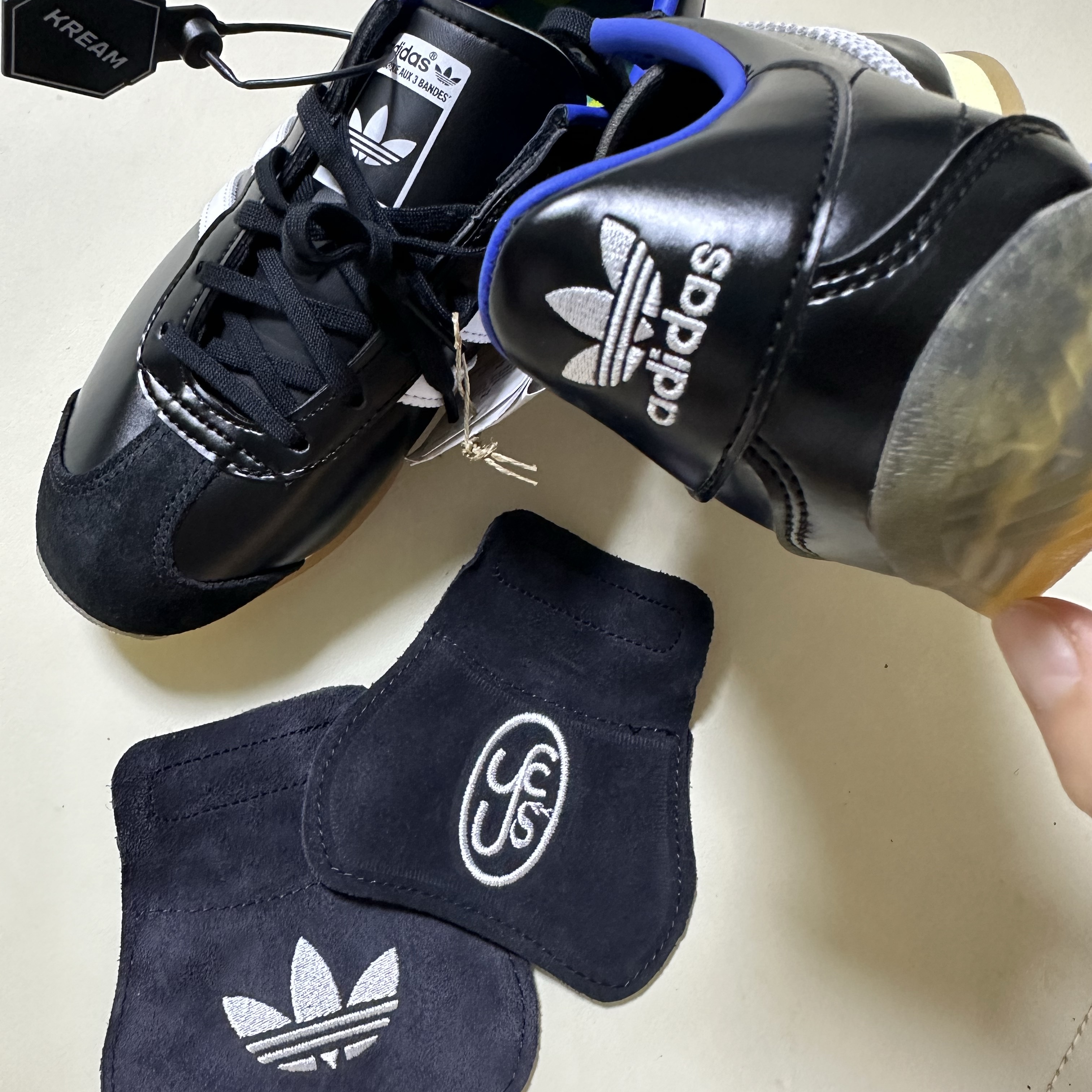 Adidas x Yeseyesee Country OG Core Black Cloud White 착용 스타일 - 4