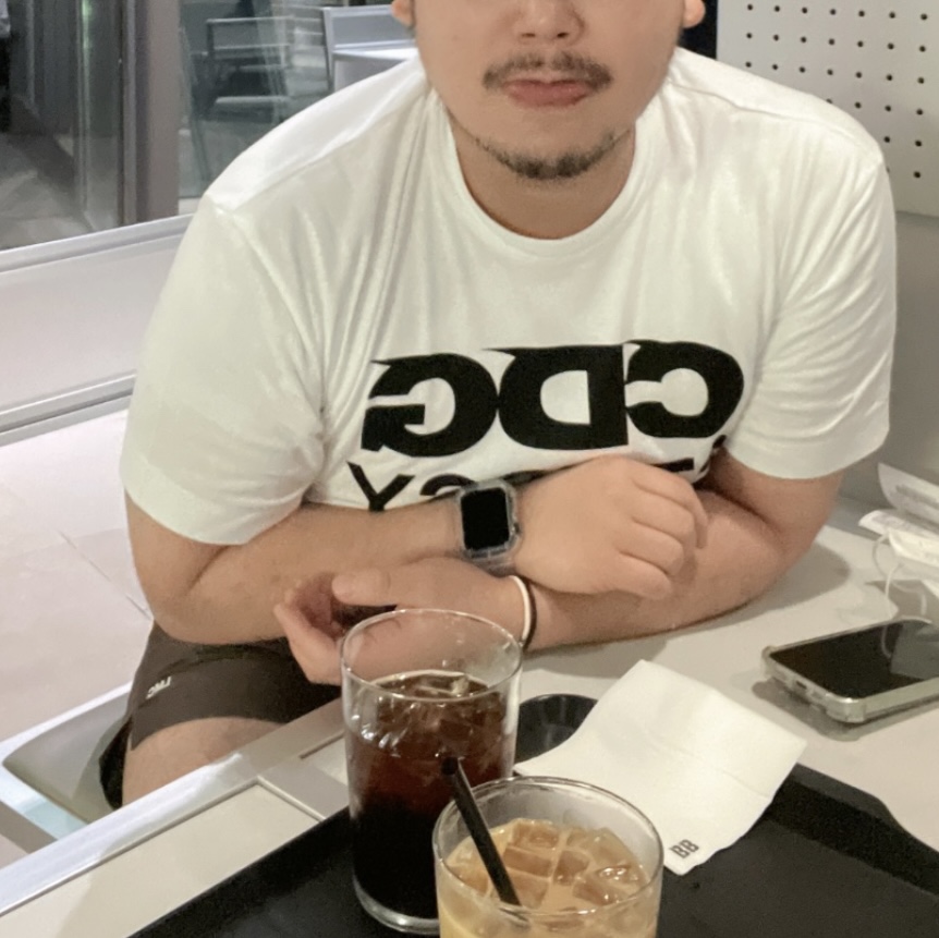 CDG x Stussy T-Shirt White 착용 스타일