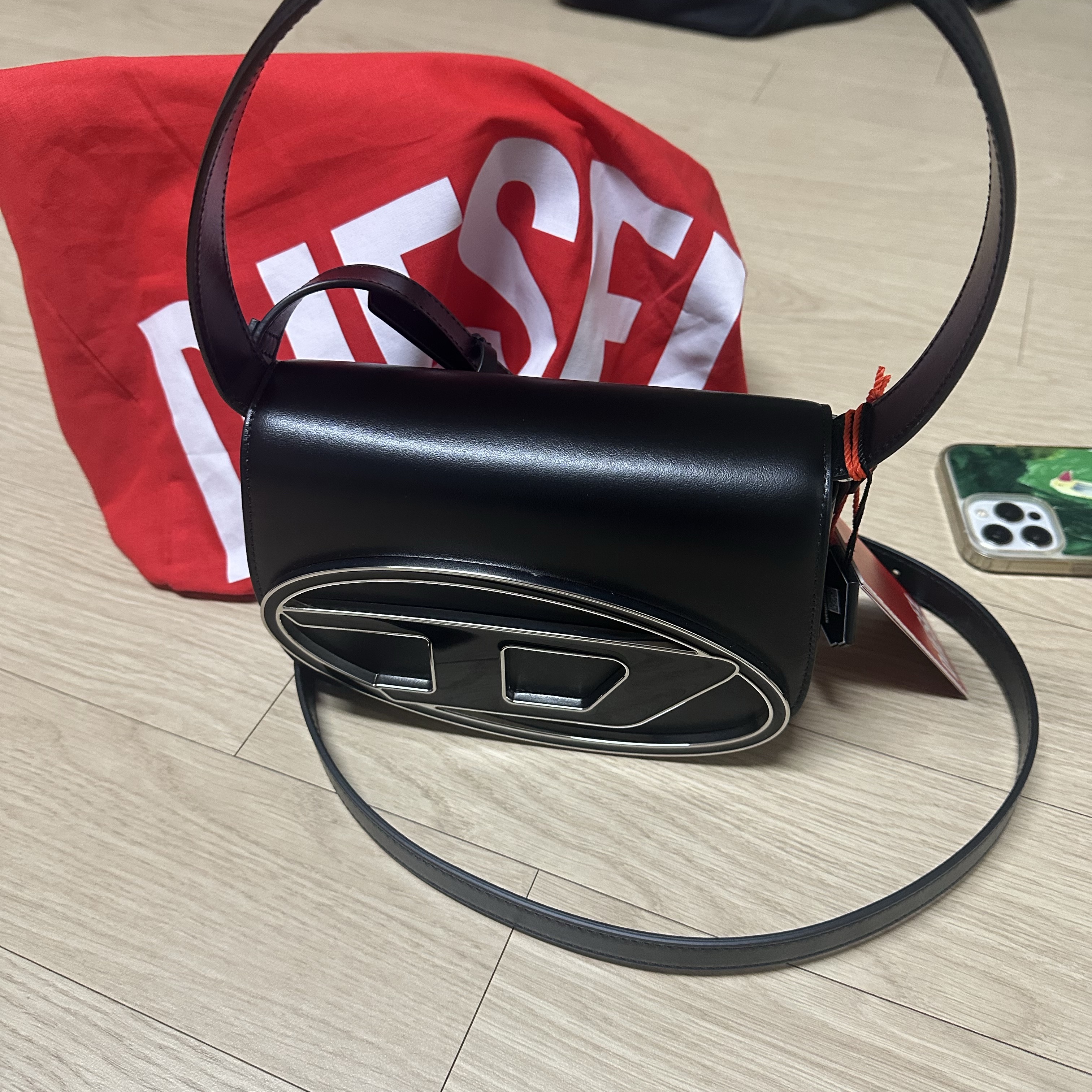 Diesel 1DR Shoulder Bag in Nappa Leather Black 착용 스타일