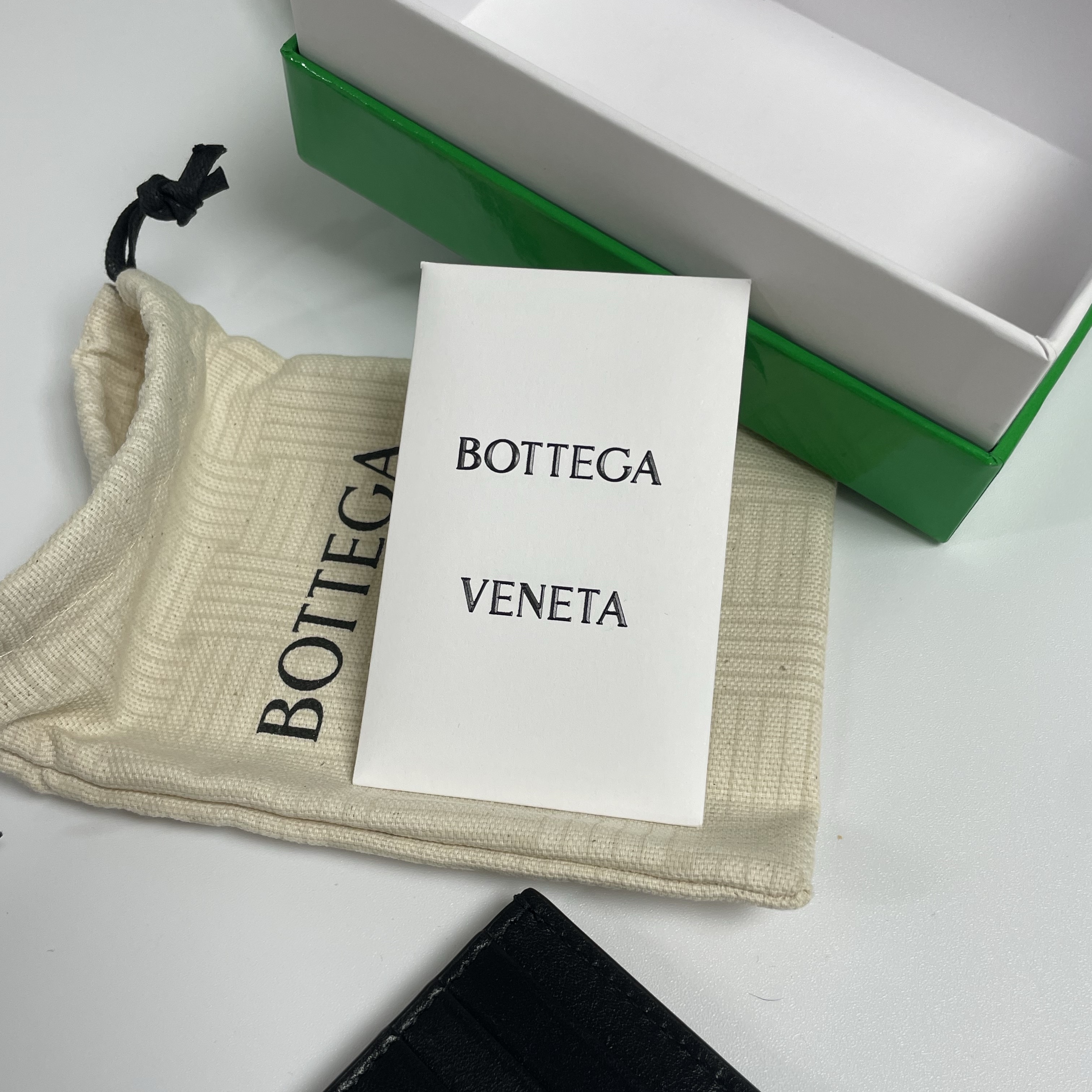 Bottega Veneta Credit Card Case Lambskin & Calfskin Black 착용 스타일 - 2