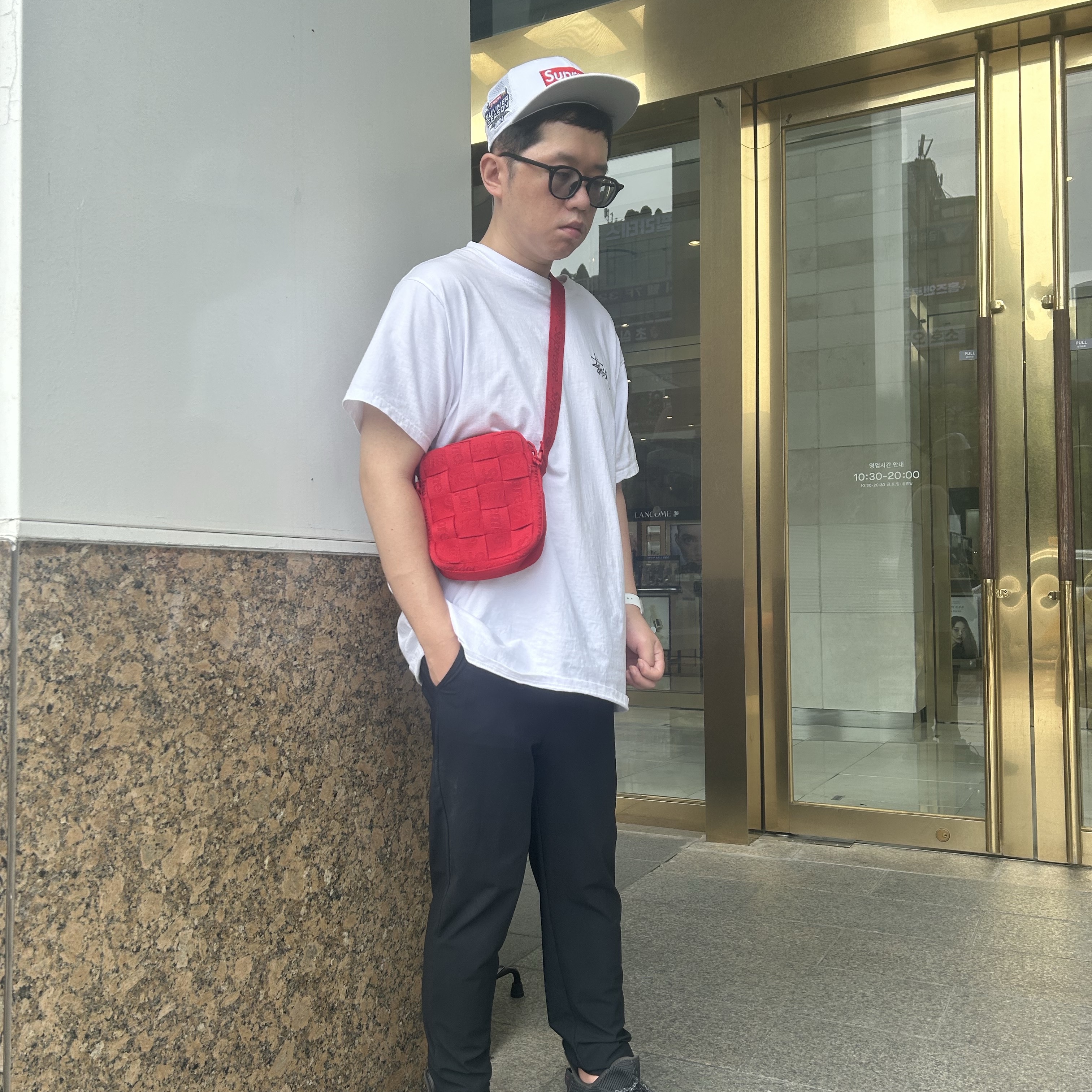 Supreme Box Logo Mesh Back New Era White - 24SS, Stussy Basic Stussy T-Shirt White 2024, 2025 착용 스타일