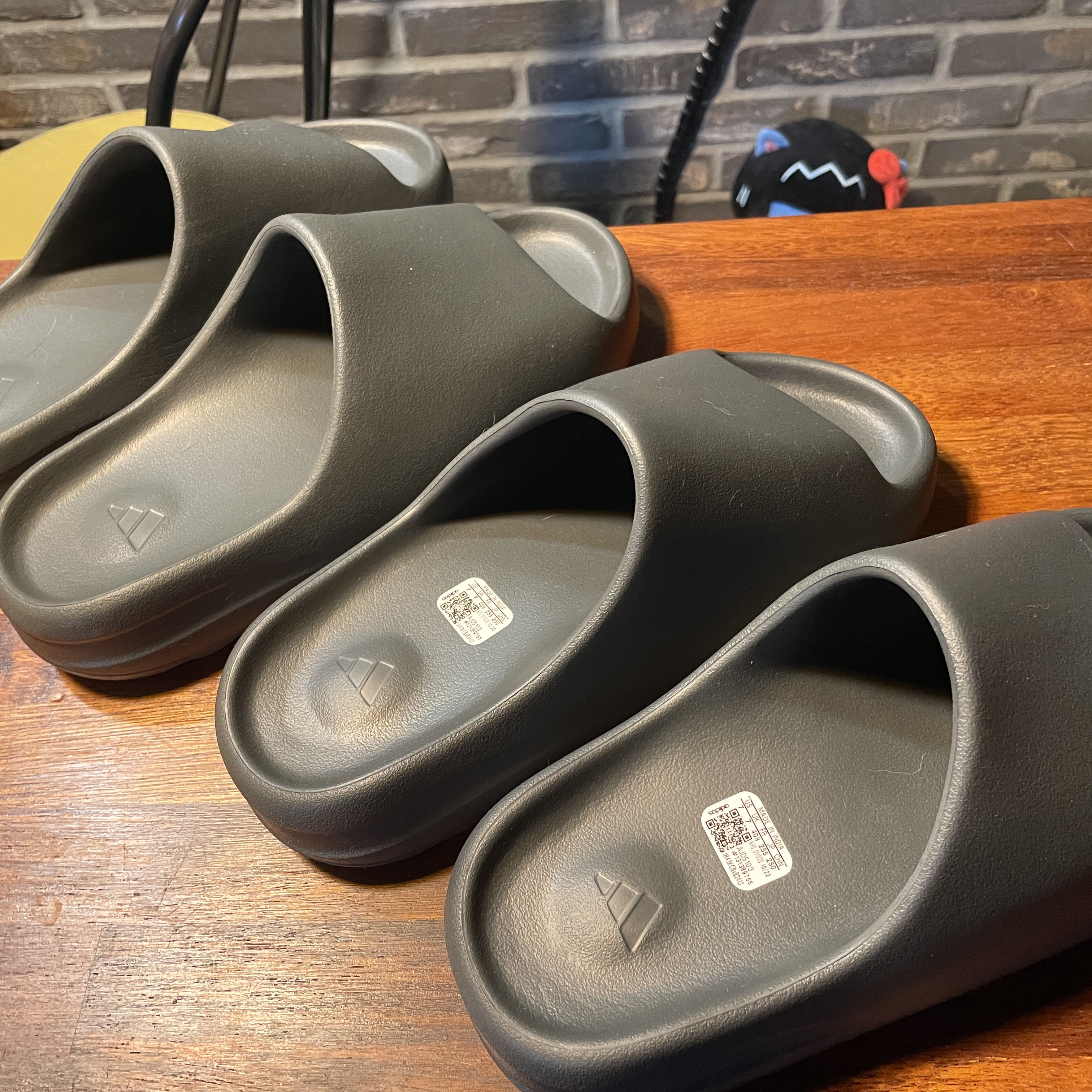 Adidas Yeezy Slide Dark Onyx 2024 착용 스타일