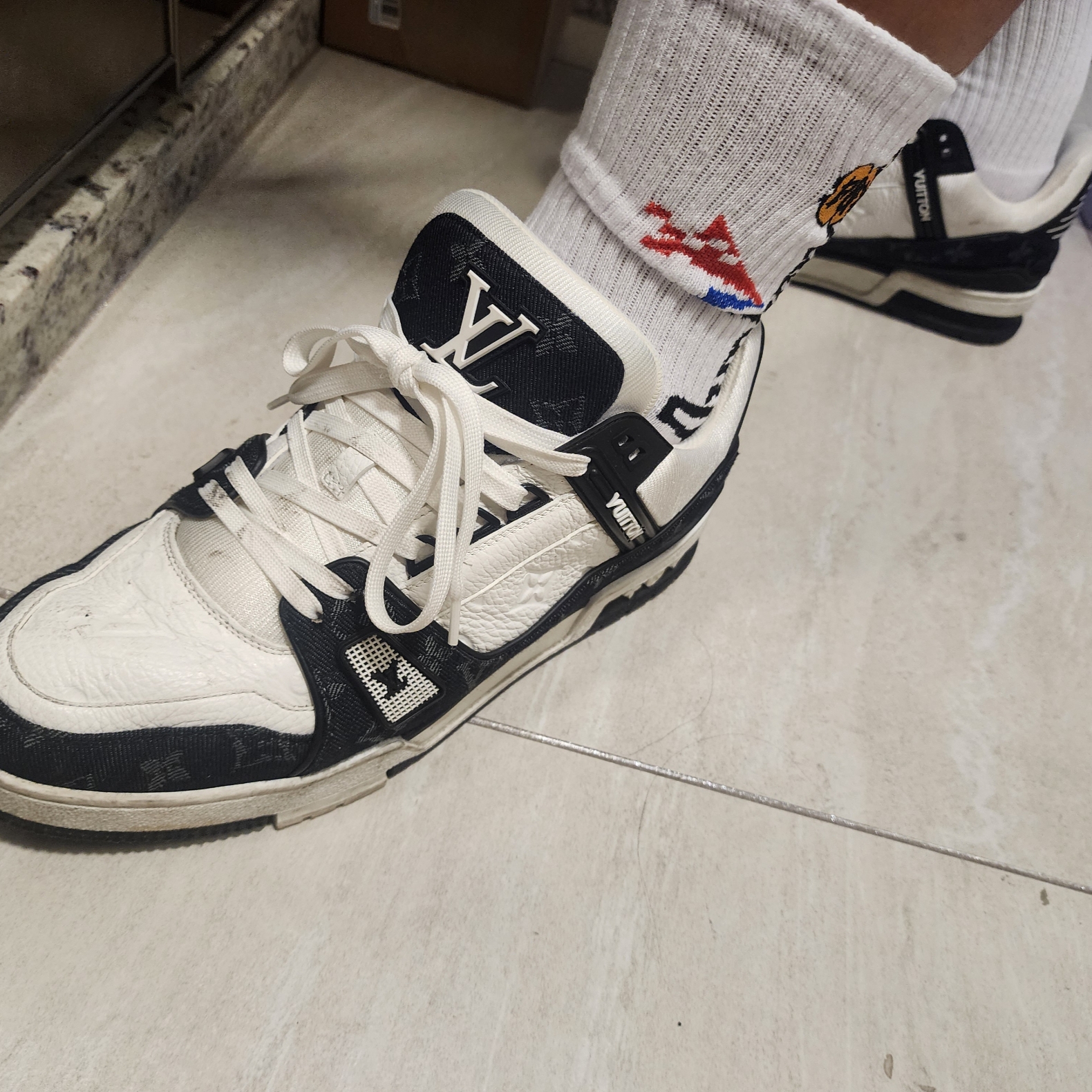 Louis Vuitton LV Trainer Sneakers Monogram Denim Black, Nike Field General 82 SP Aluminum and Total Orange 착용 스타일 - 5