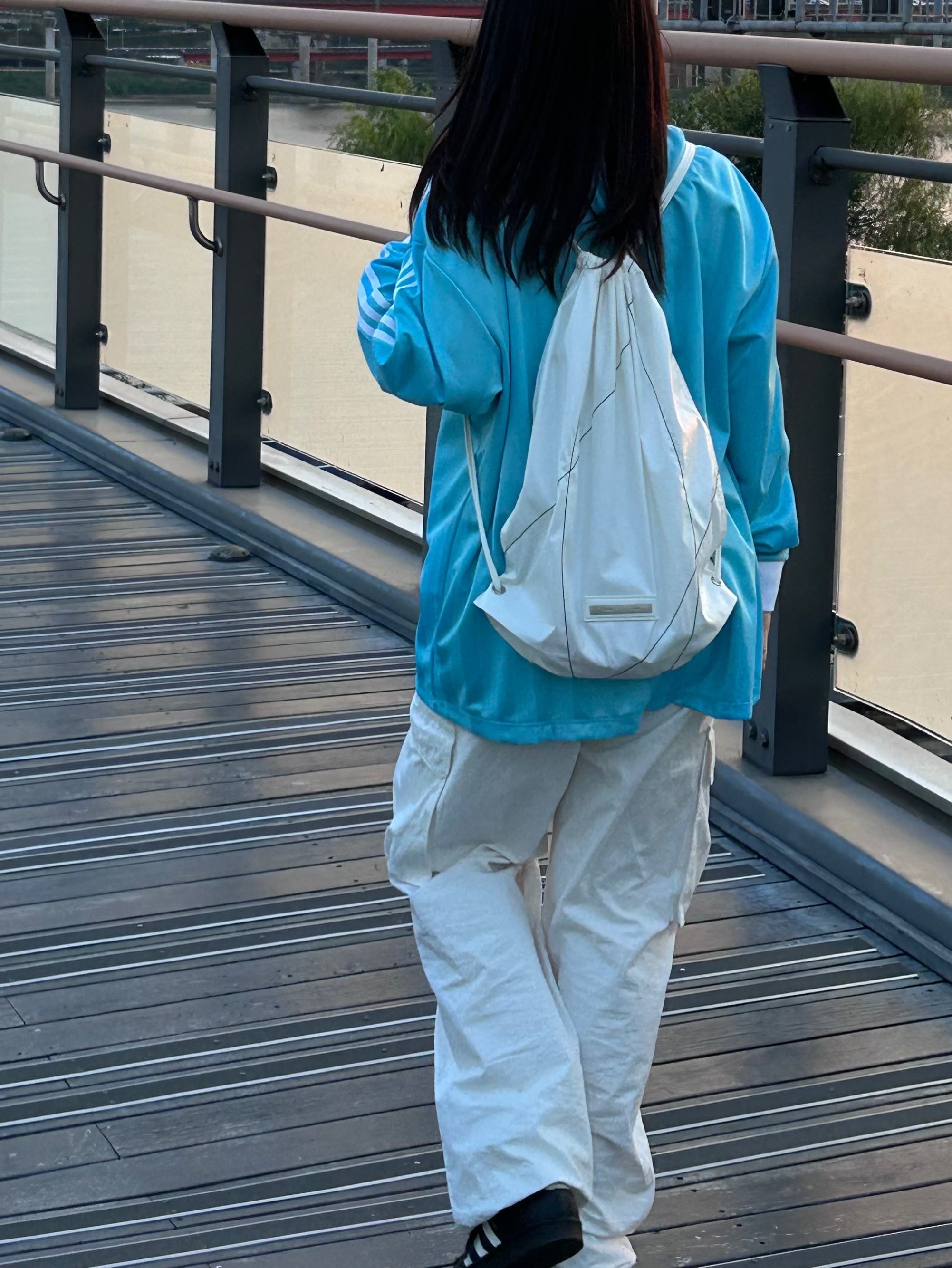 (W) Adidas Football Long Sleeve T-Shirt Light Aqua - KR Sizing, Matin Kim String Coating Backpack White 착용 스타일 - 2