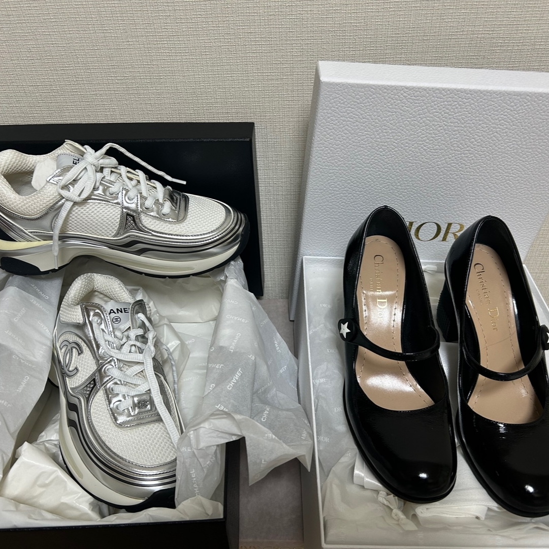 Chanel Sneakers Fabric Laminated & White Silver 착용 스타일 - 4