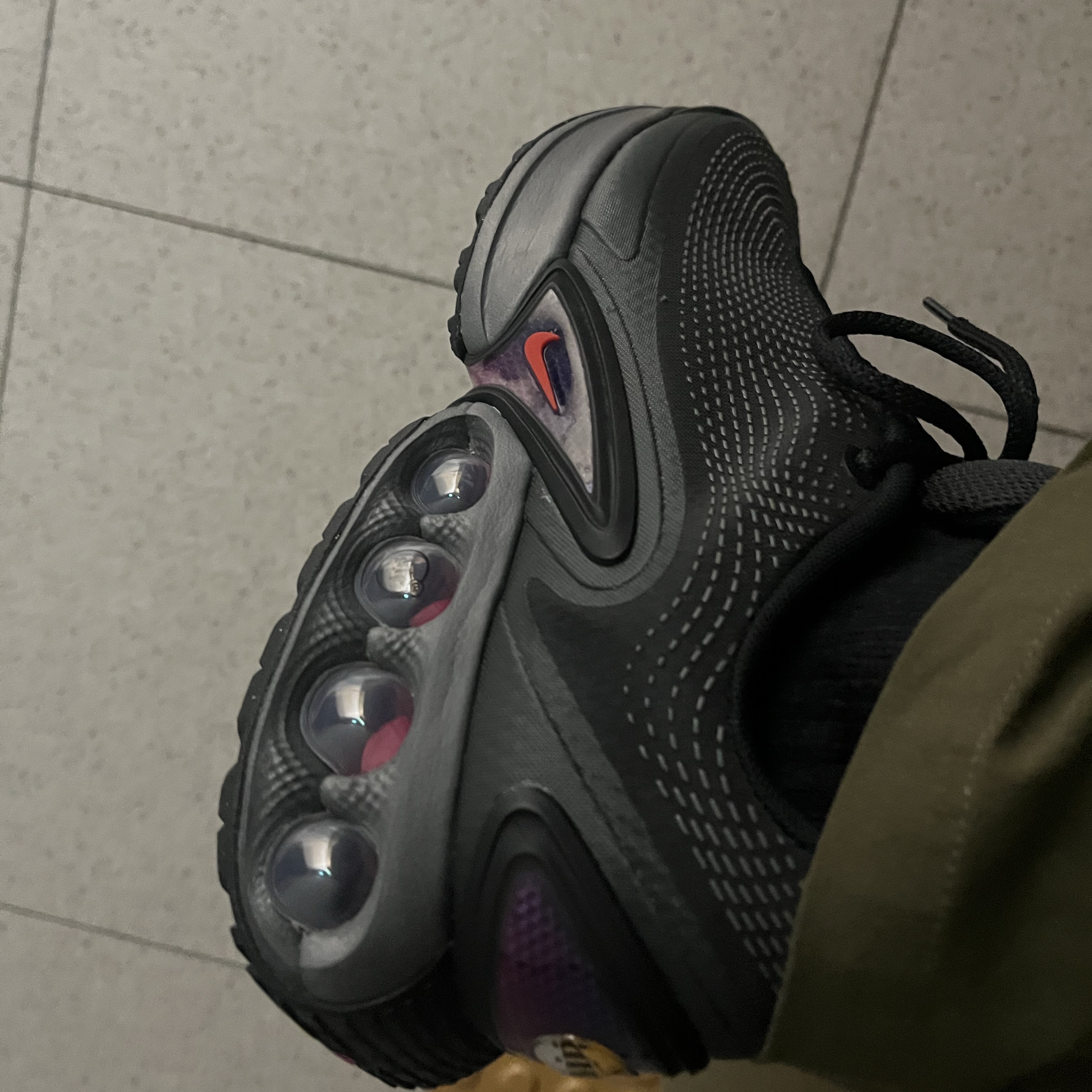 Nike Air Max Dn Black Light Crimson 착용 스타일