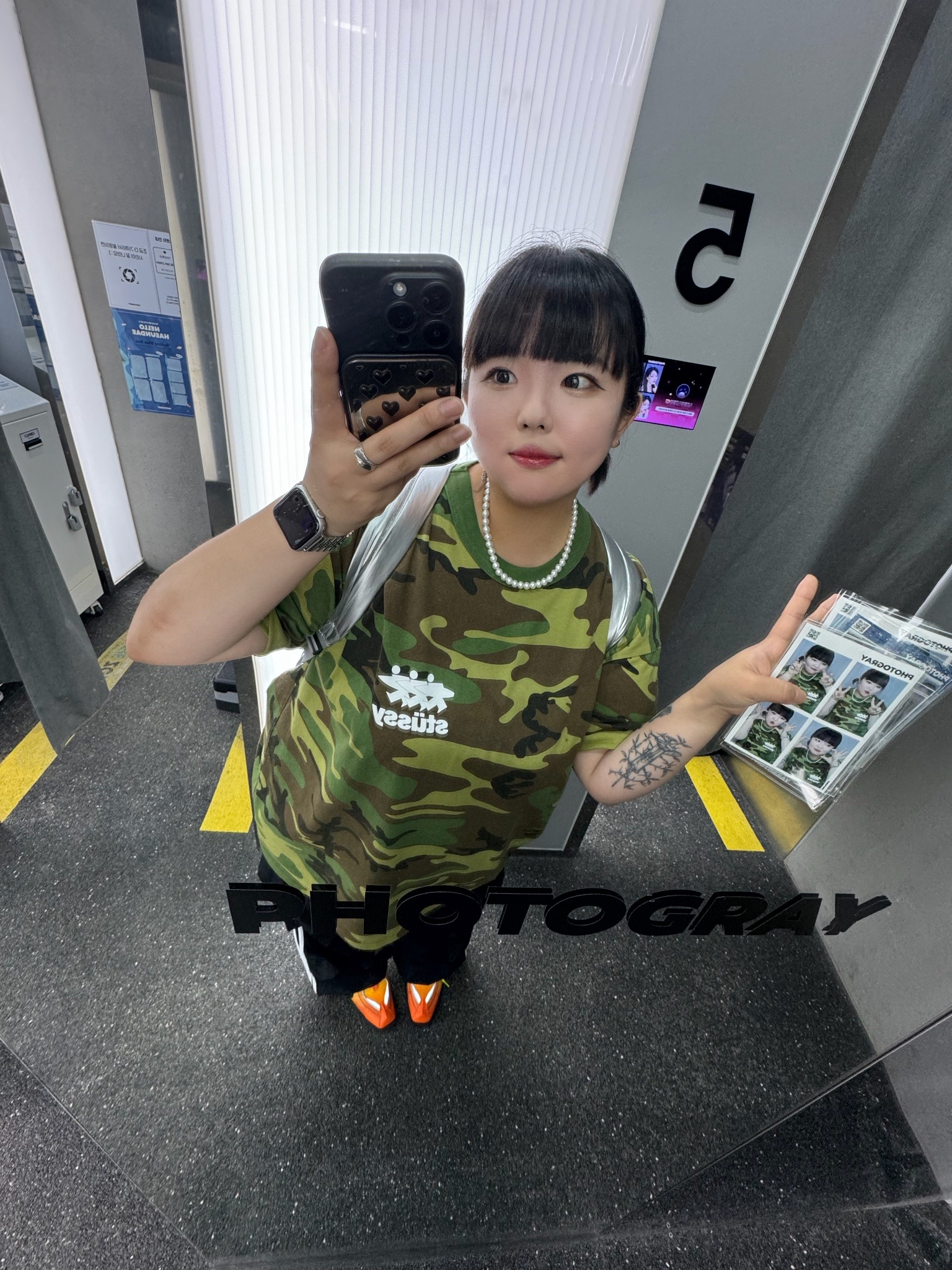 Stussy Surfwalk T-Shirt Camo, Nike x Martine Rose Shox MR4 Safety Orange 착용 스타일 - 5