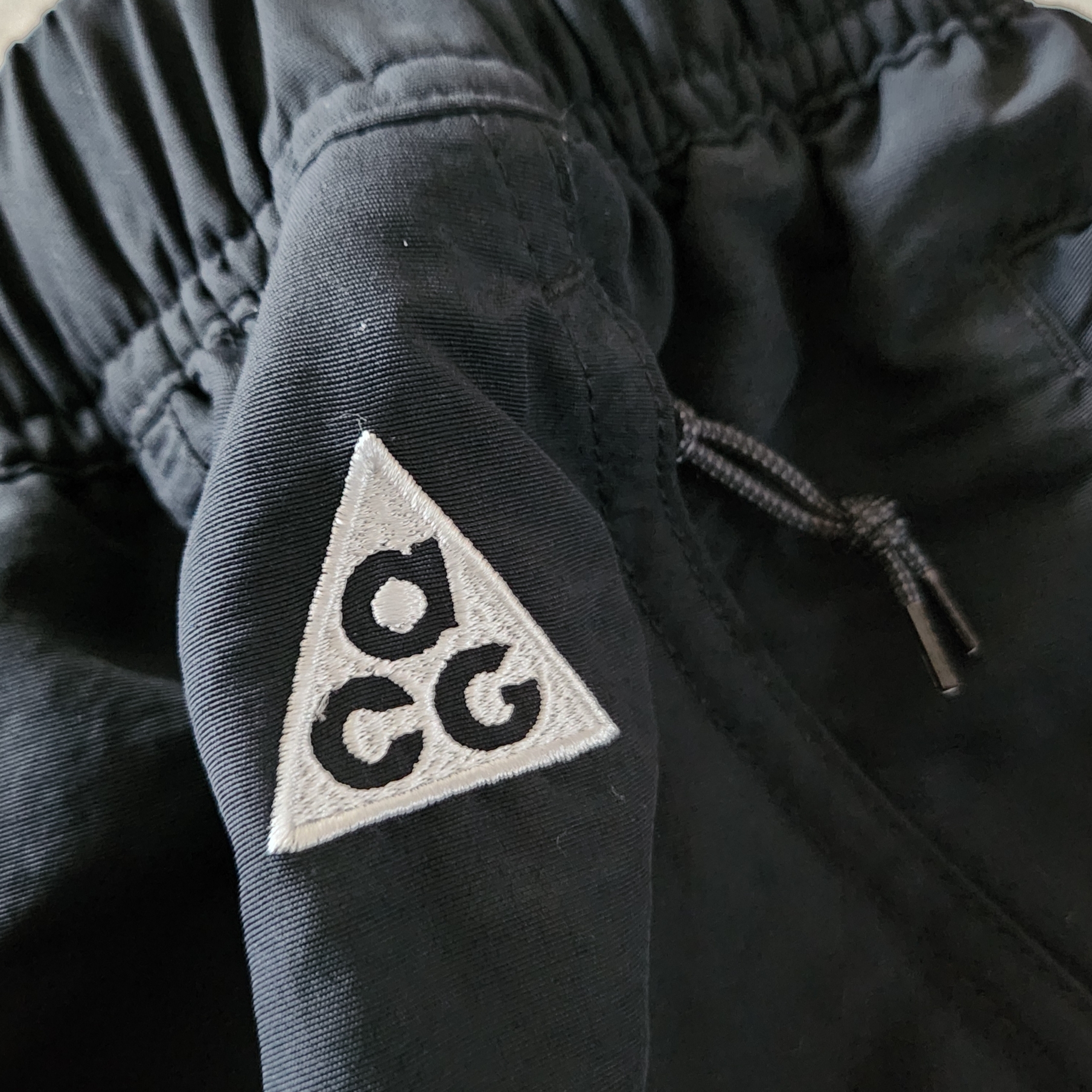 Nike ACG Snowgrass Cargo Shorts Black - Asia, Stussy Soda Can T-Shirt White 착용 스타일 - 4