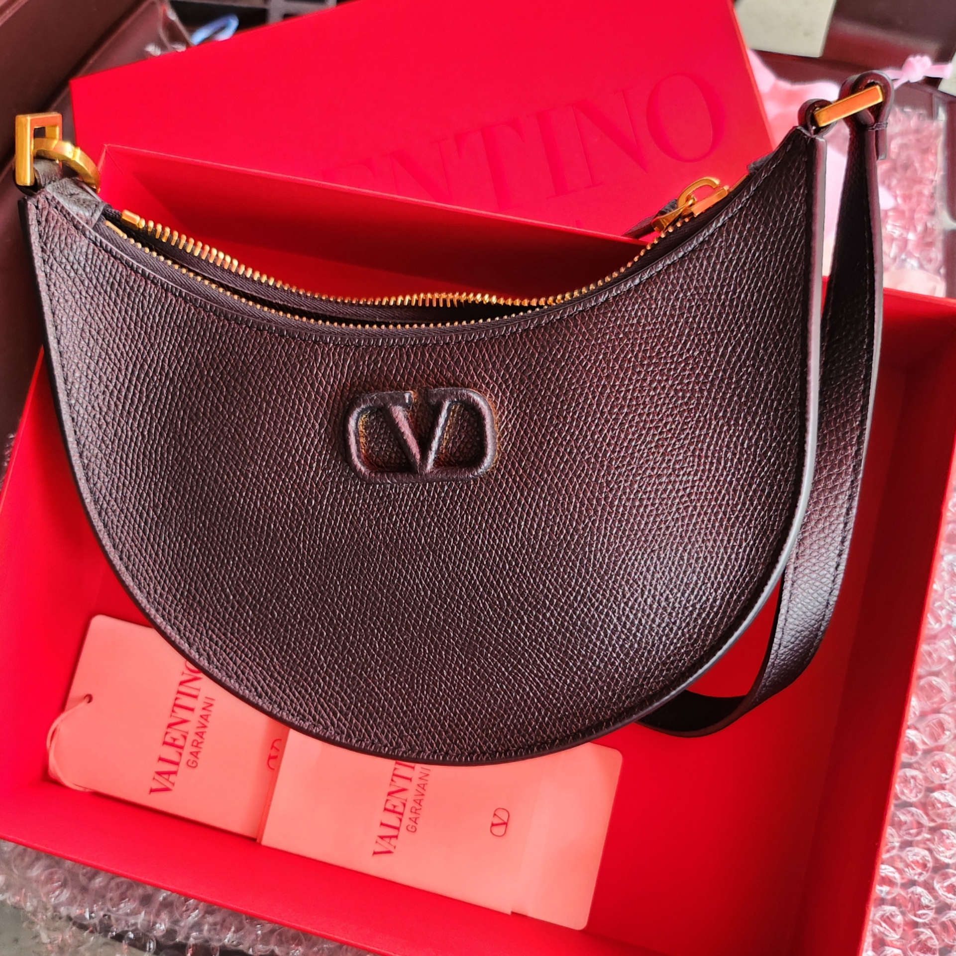 Valentino Mini Vlogo Signature Grainy Calfskin Hobo Bag Black 착용 스타일