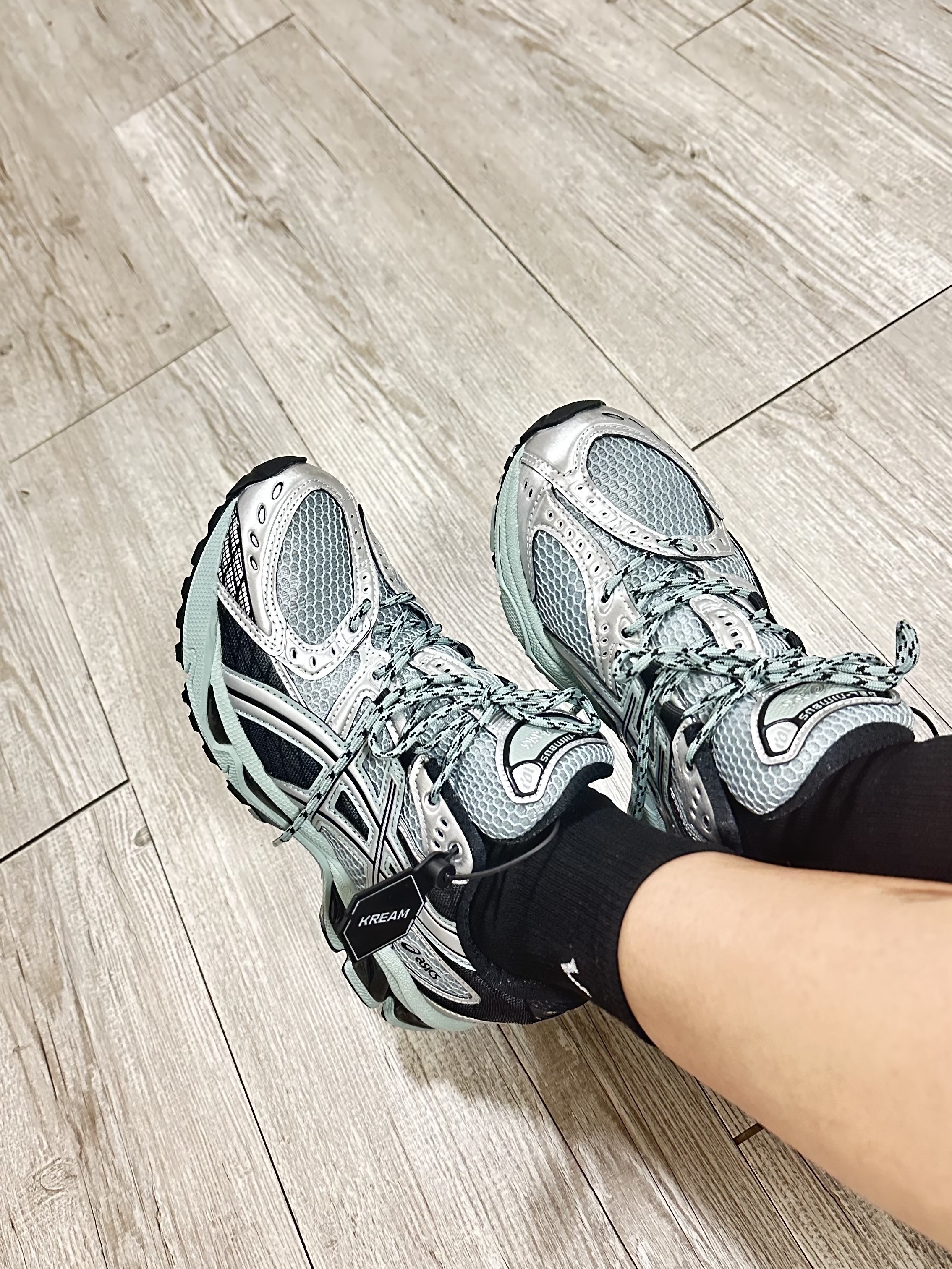 Asics Gel-Nimbus 10.1 Ocean Haze Pure Silver 착용 스타일 - 1