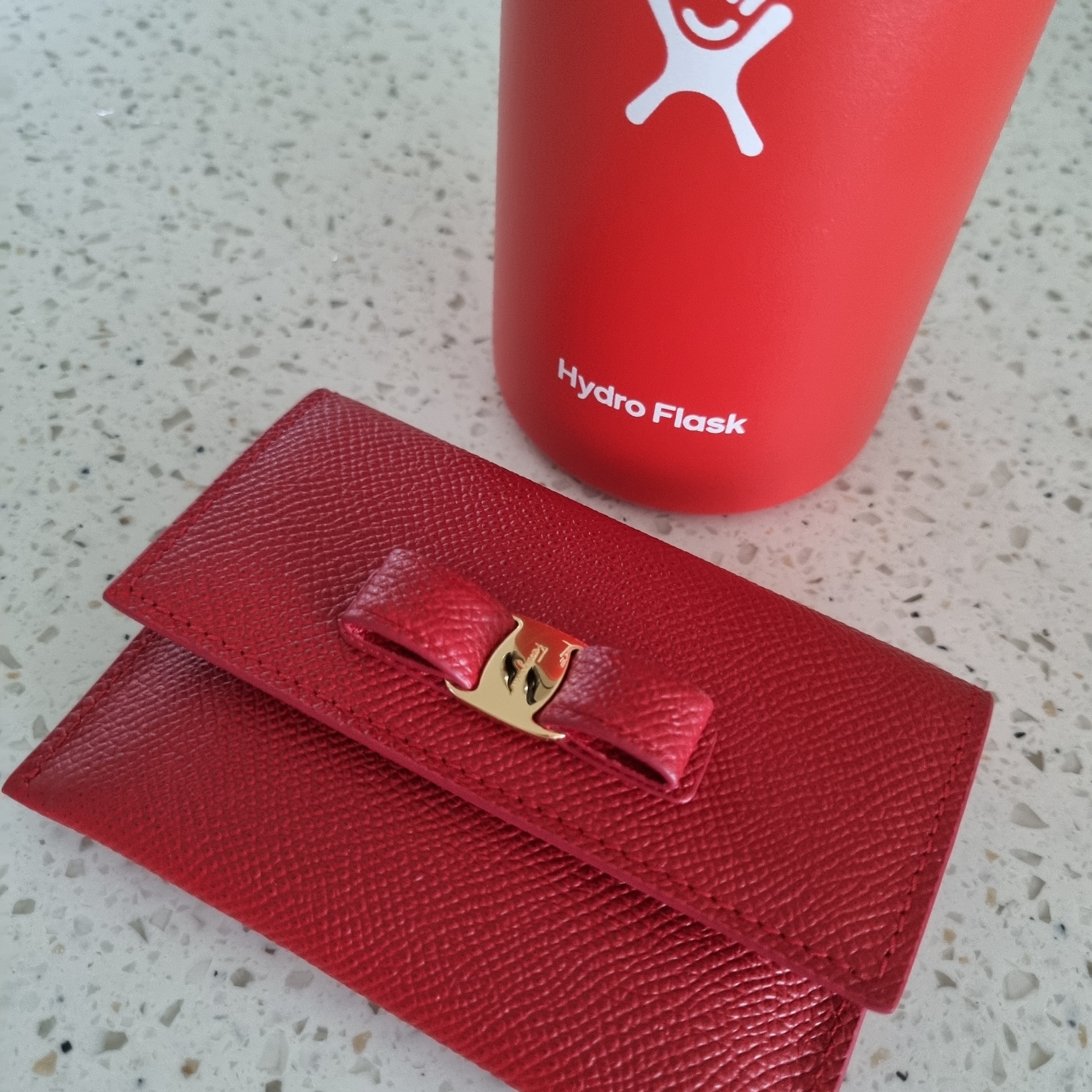 Ferragamo Vara Card Case Lipstick Red 착용 스타일