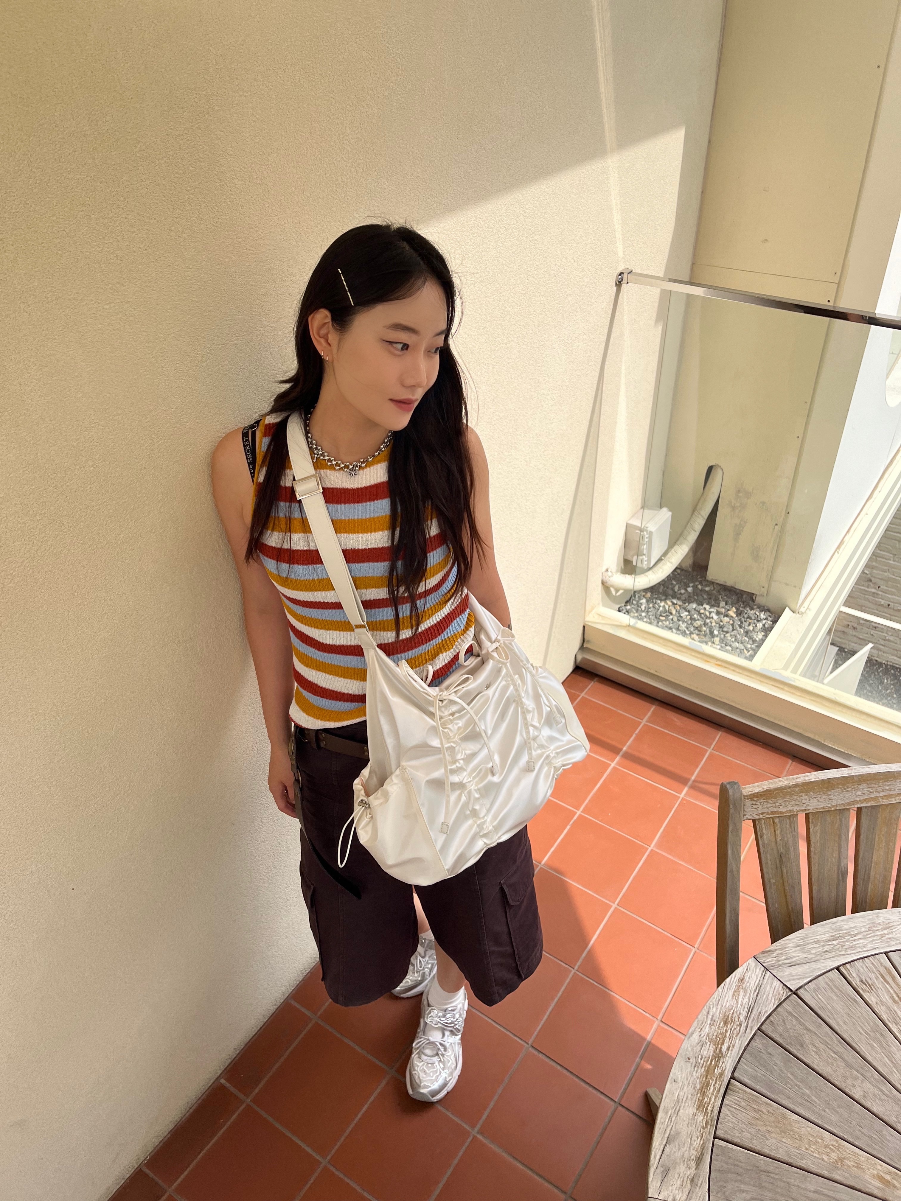 For Appeal String Ribbon Large Hobo Bag Glossy White 착용 스타일