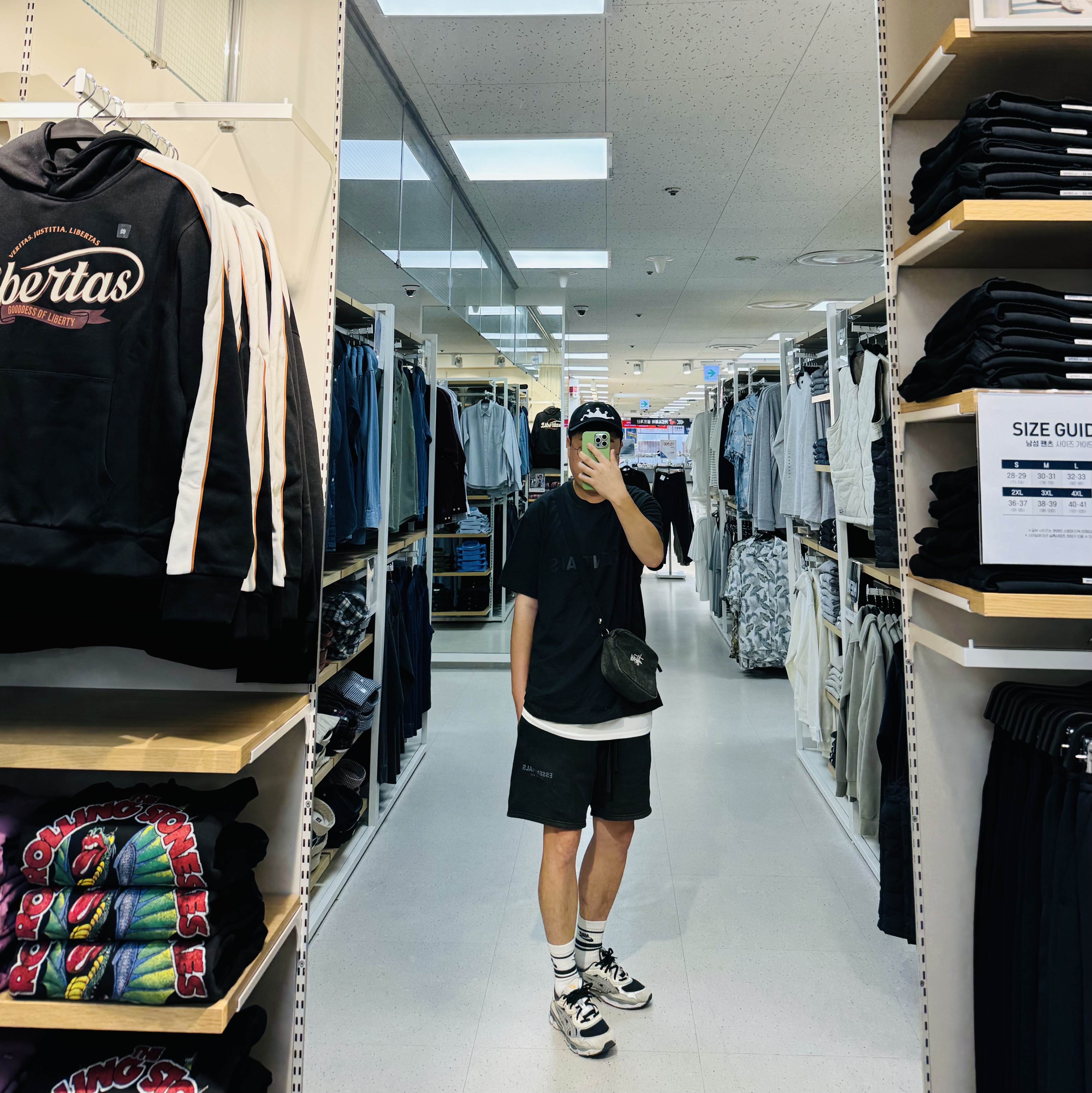 Stussy Bent Crown Low Pro Cap Black, Essentials Sweatshorts Black - 21SS 착용 스타일