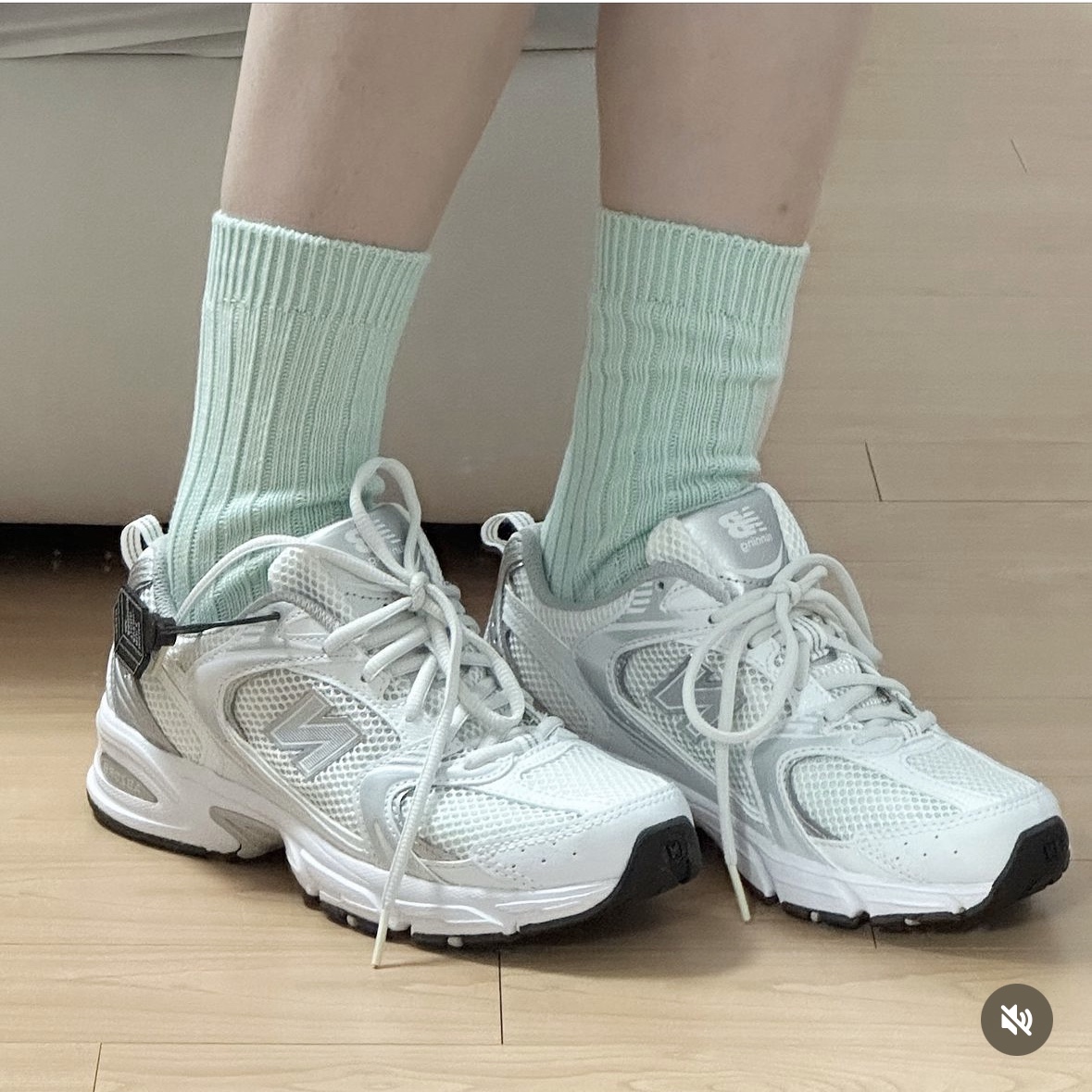 New Balance 530 Munsell White Silver Metallic 착용 스타일 - 5