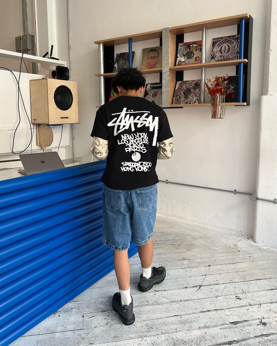 Stussy Basic Stussy T-Shirt White 2024, 2025, Stussy World Tour T-Shirt White 착용 스타일 - 4