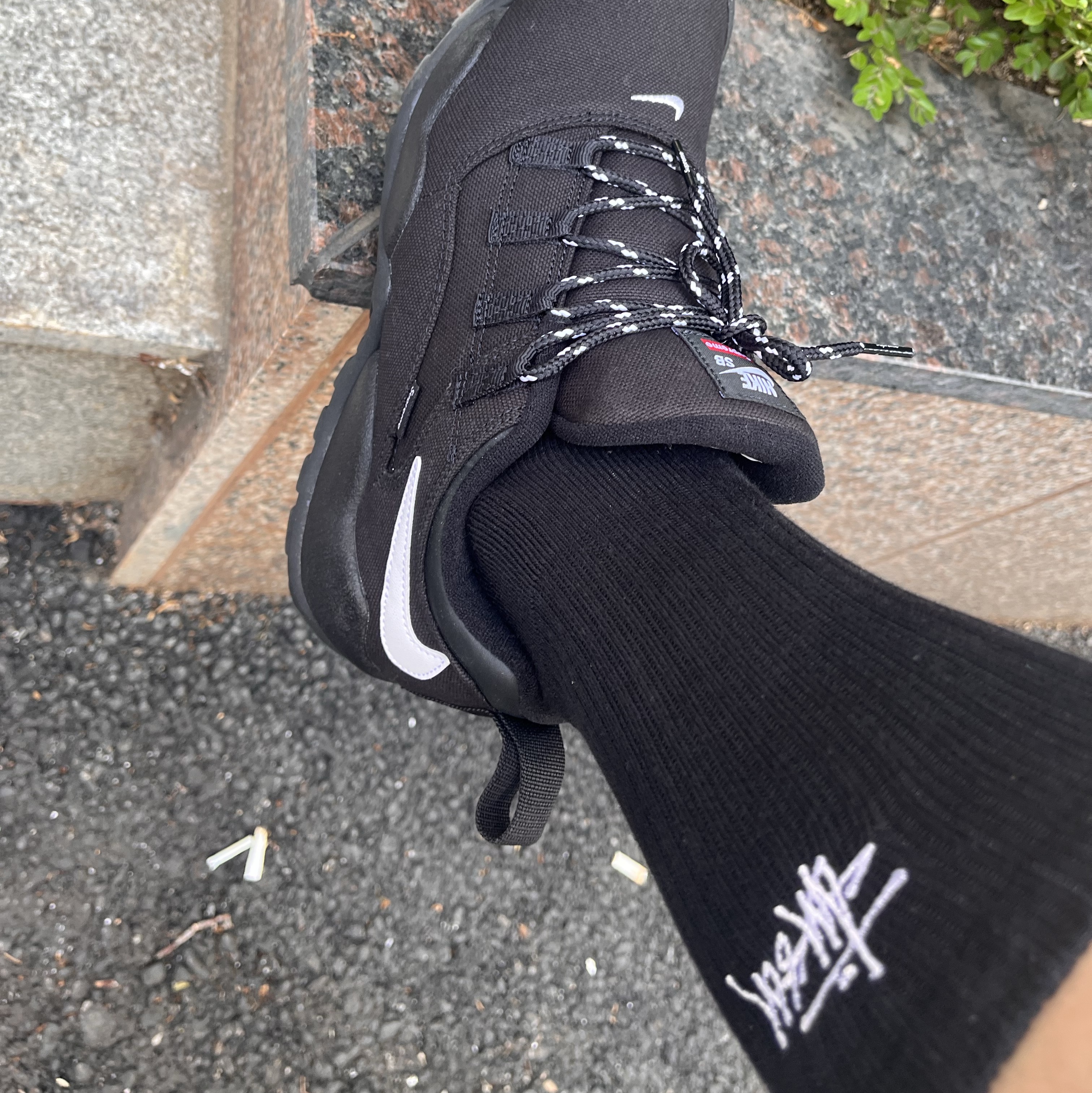 Nike x Supreme SB Darwin Low Black, Stussy Small Stock Crew Socks Black (3 Pack) 착용 스타일