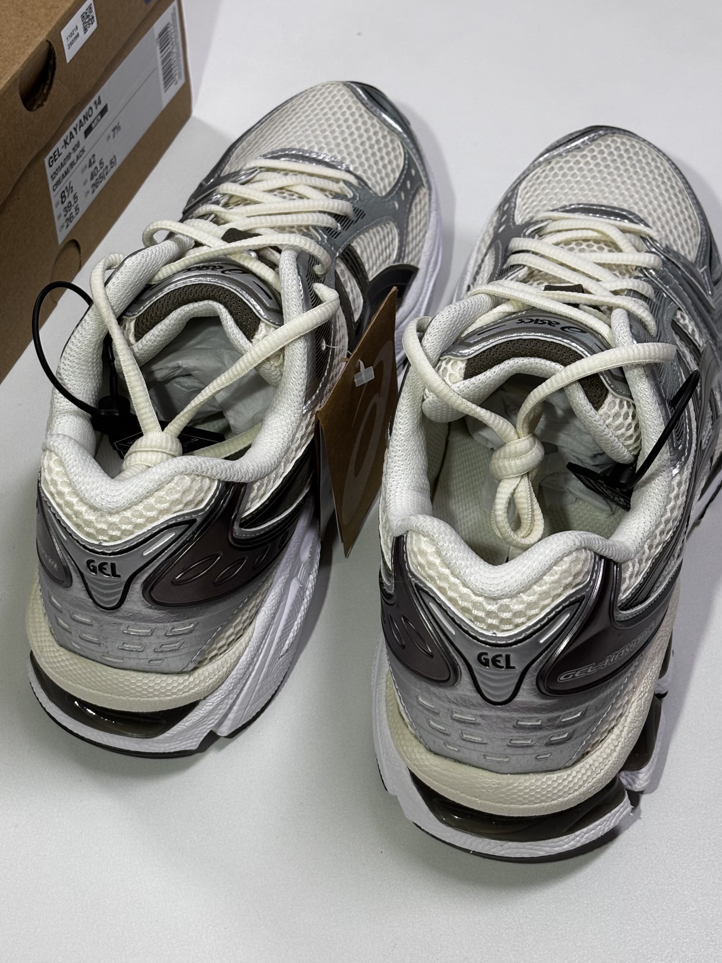 Asics Gel-Kayano 14 Cream Black 착용 스타일 - 3
