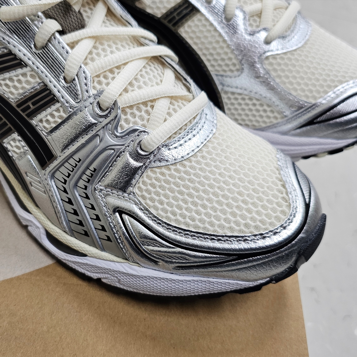 Asics Gel-Kayano 14 Cream Black 착용 스타일 - 3