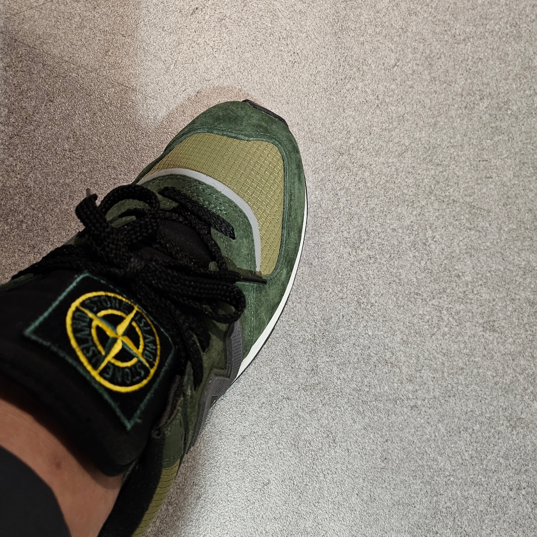New Balance x Stone Island 574 Legacy Dark Green 착용 스타일 - 1