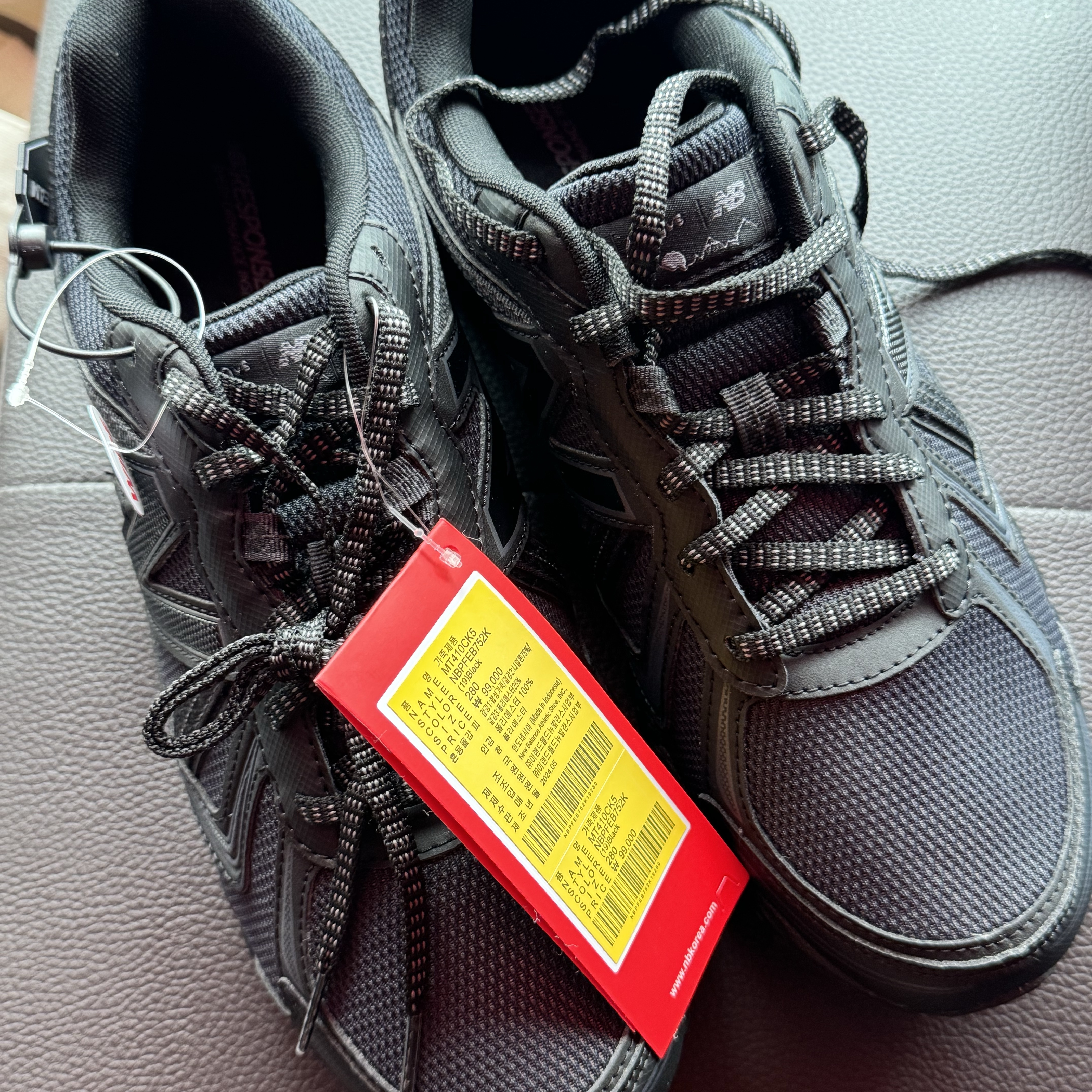 New Balance 410v5 Black - 2E Wide 착용 스타일