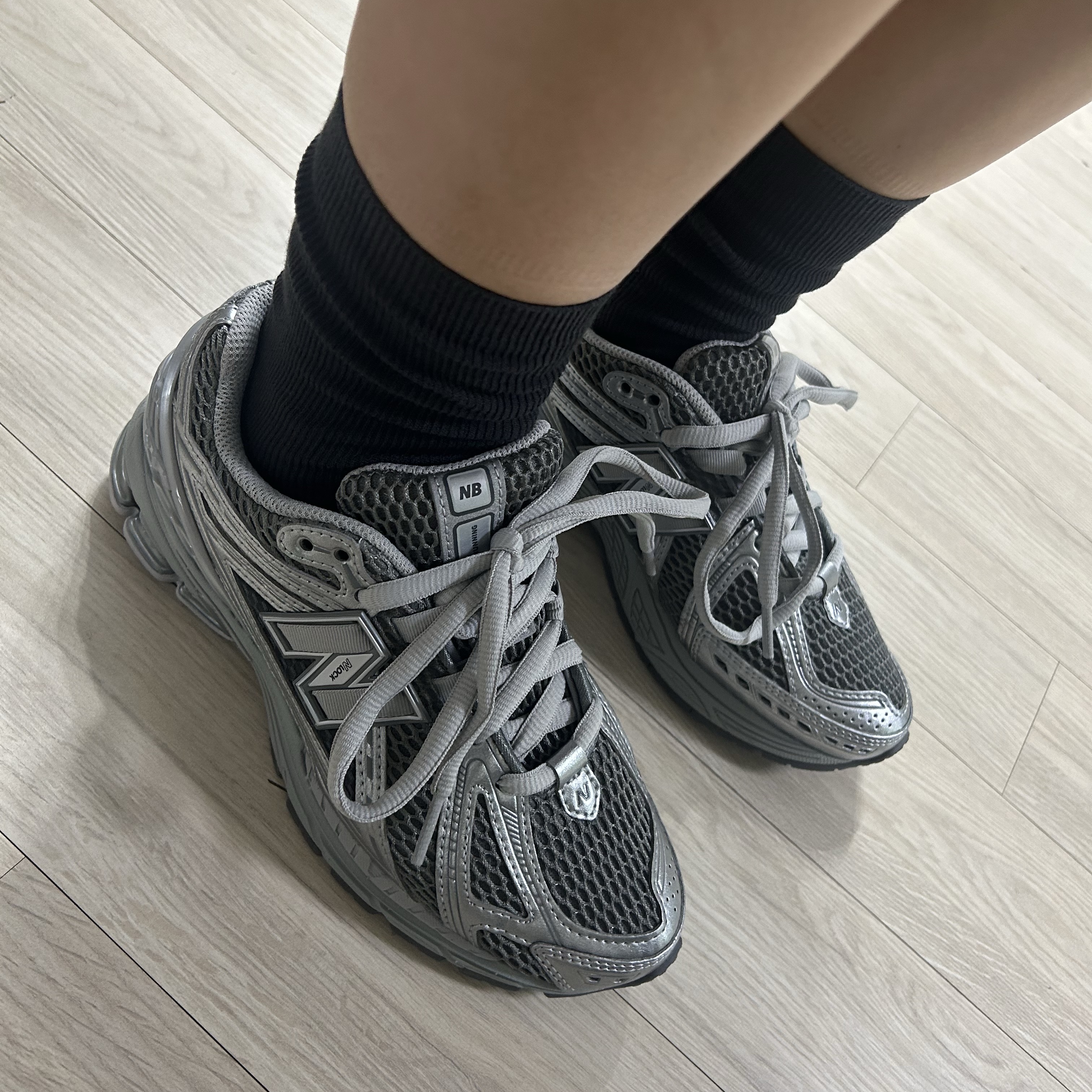 New Balance 1906R Harbor Grey Silver Metalic 착용 스타일 - 3